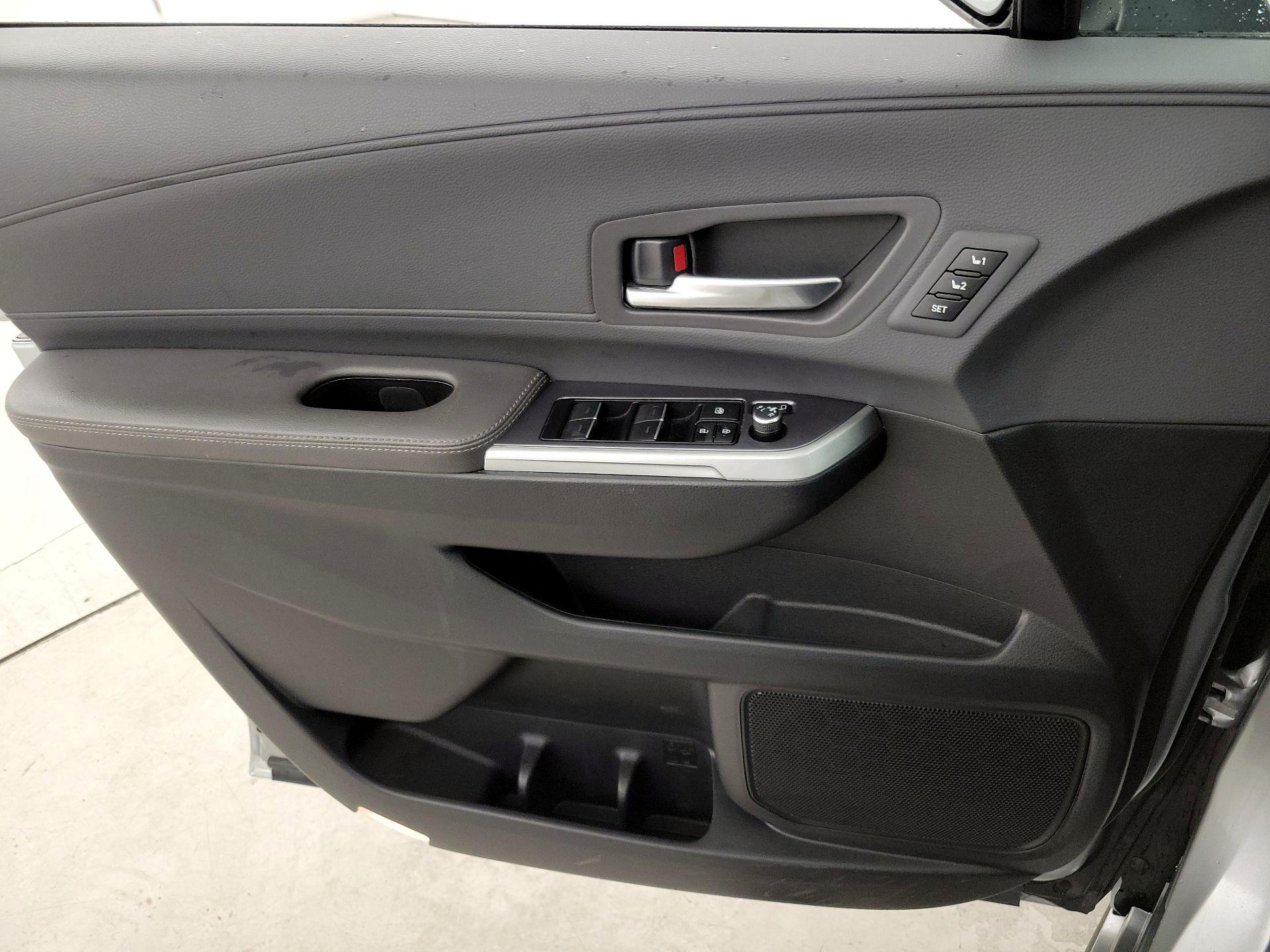 Thumbnail: 2023 Toyota Sienna - 12