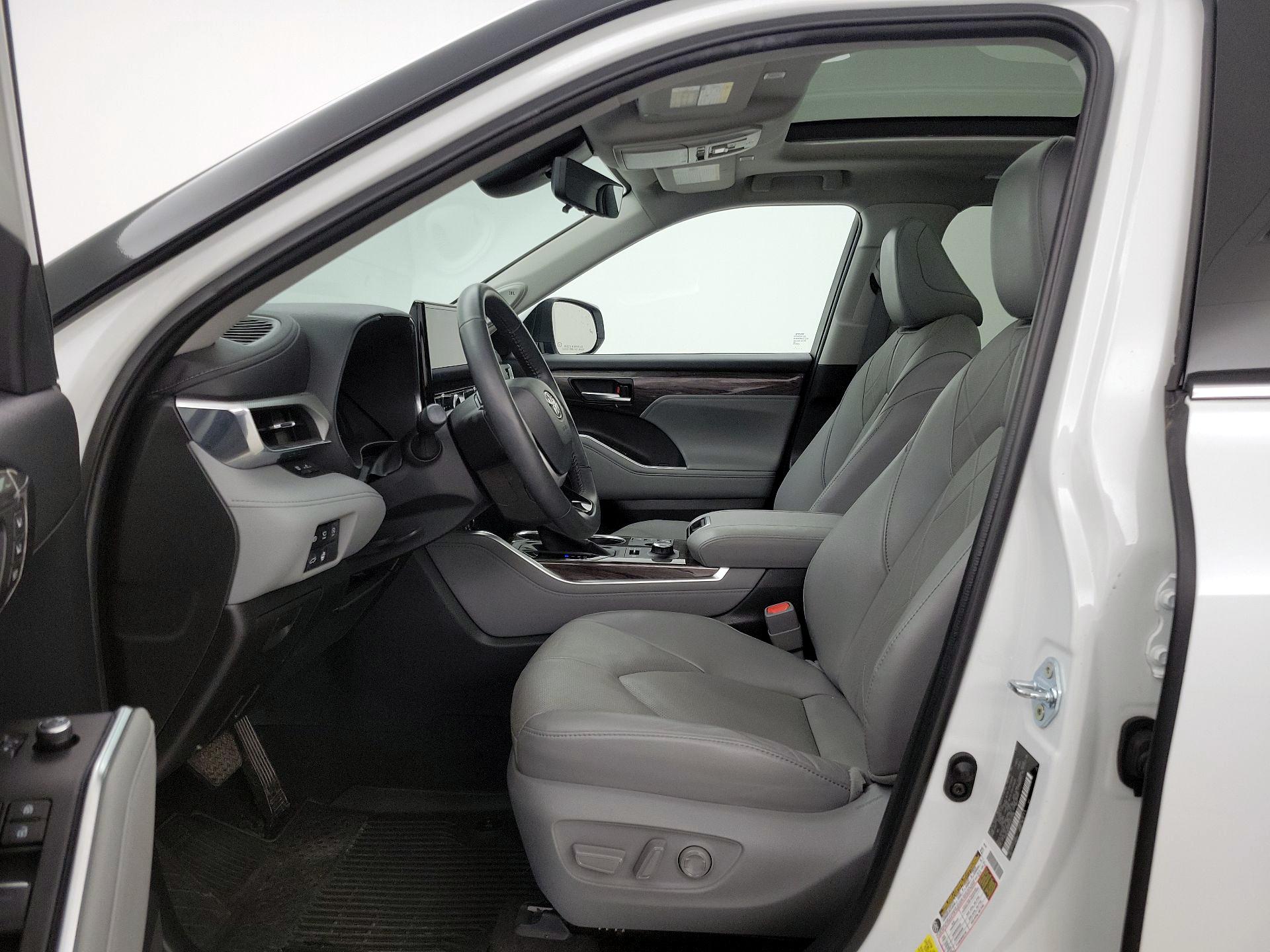 Thumbnail: 2023 Toyota Highlander - 11