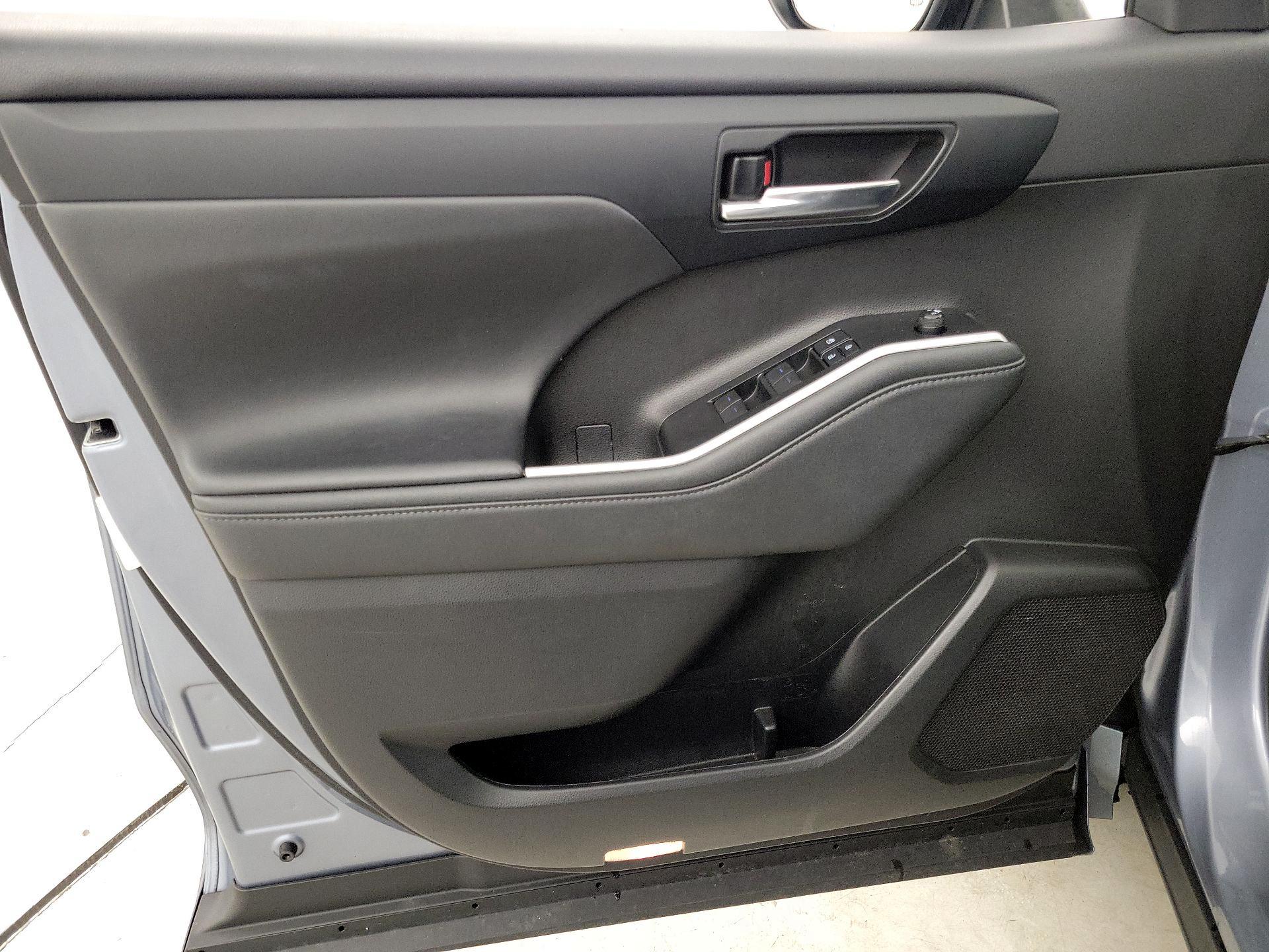 Thumbnail: 2022 Toyota Highlander - 12