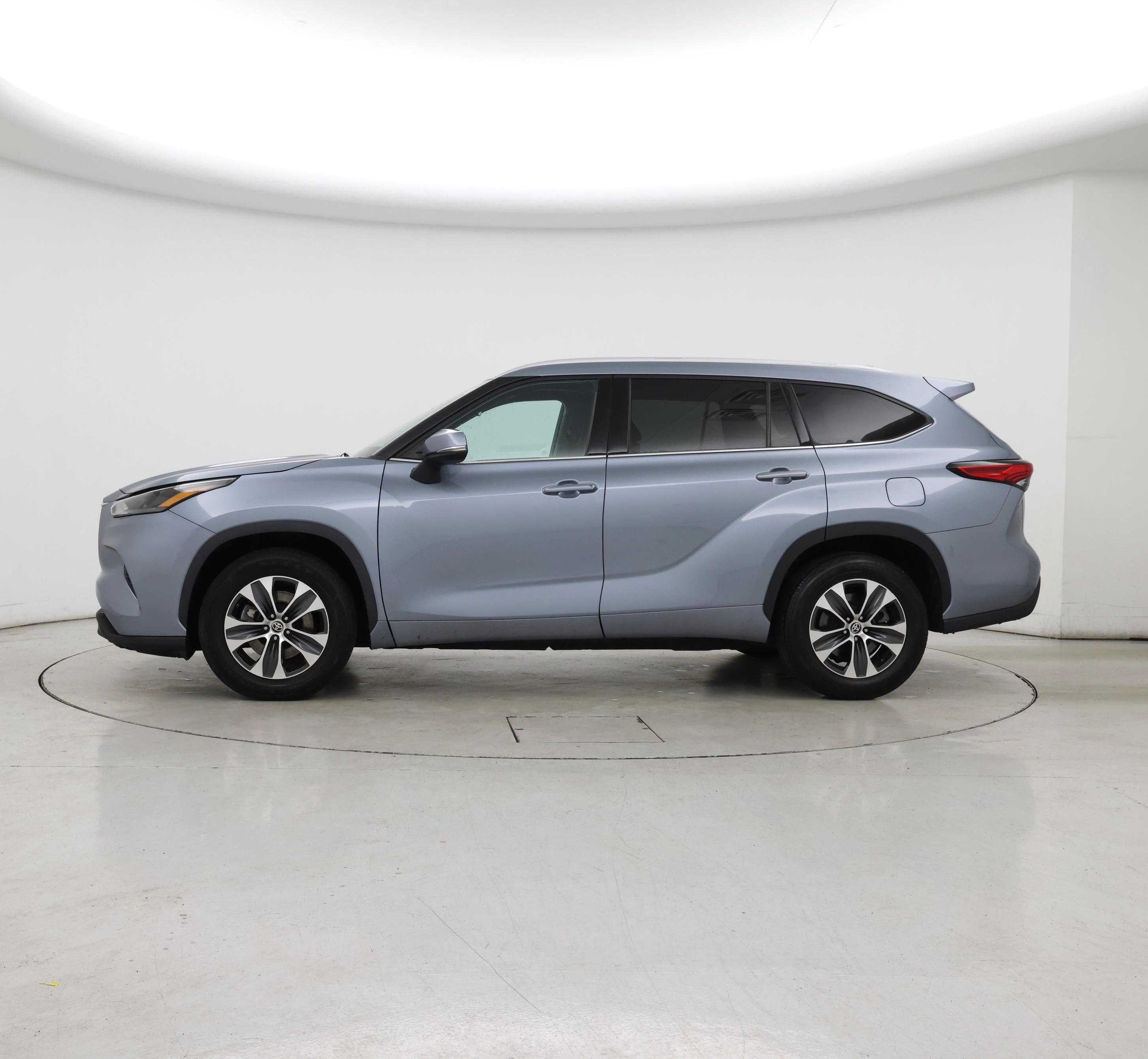 Thumbnail: 2022 Toyota Highlander - 3