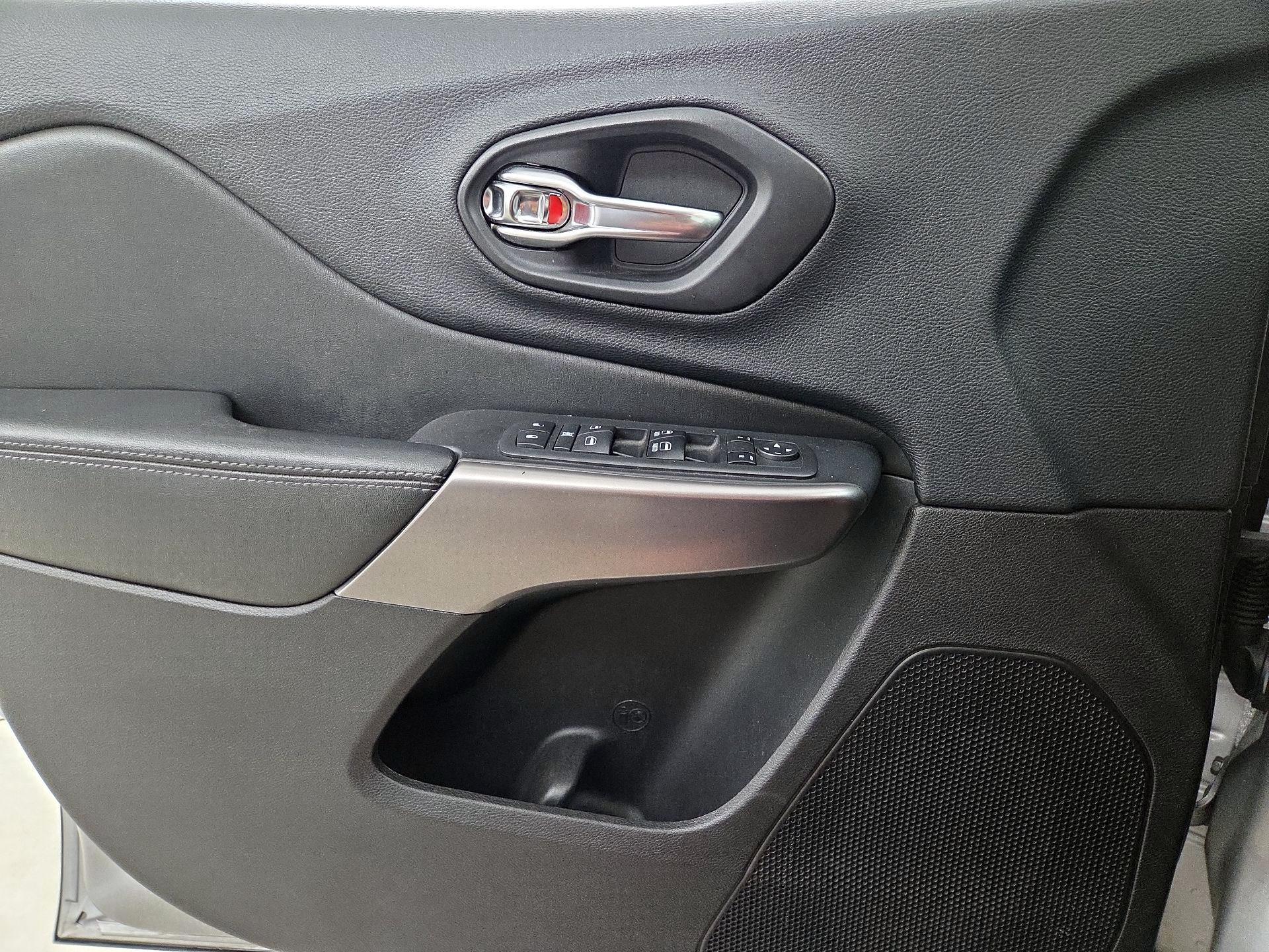 Thumbnail: 2019 Jeep Cherokee - 12