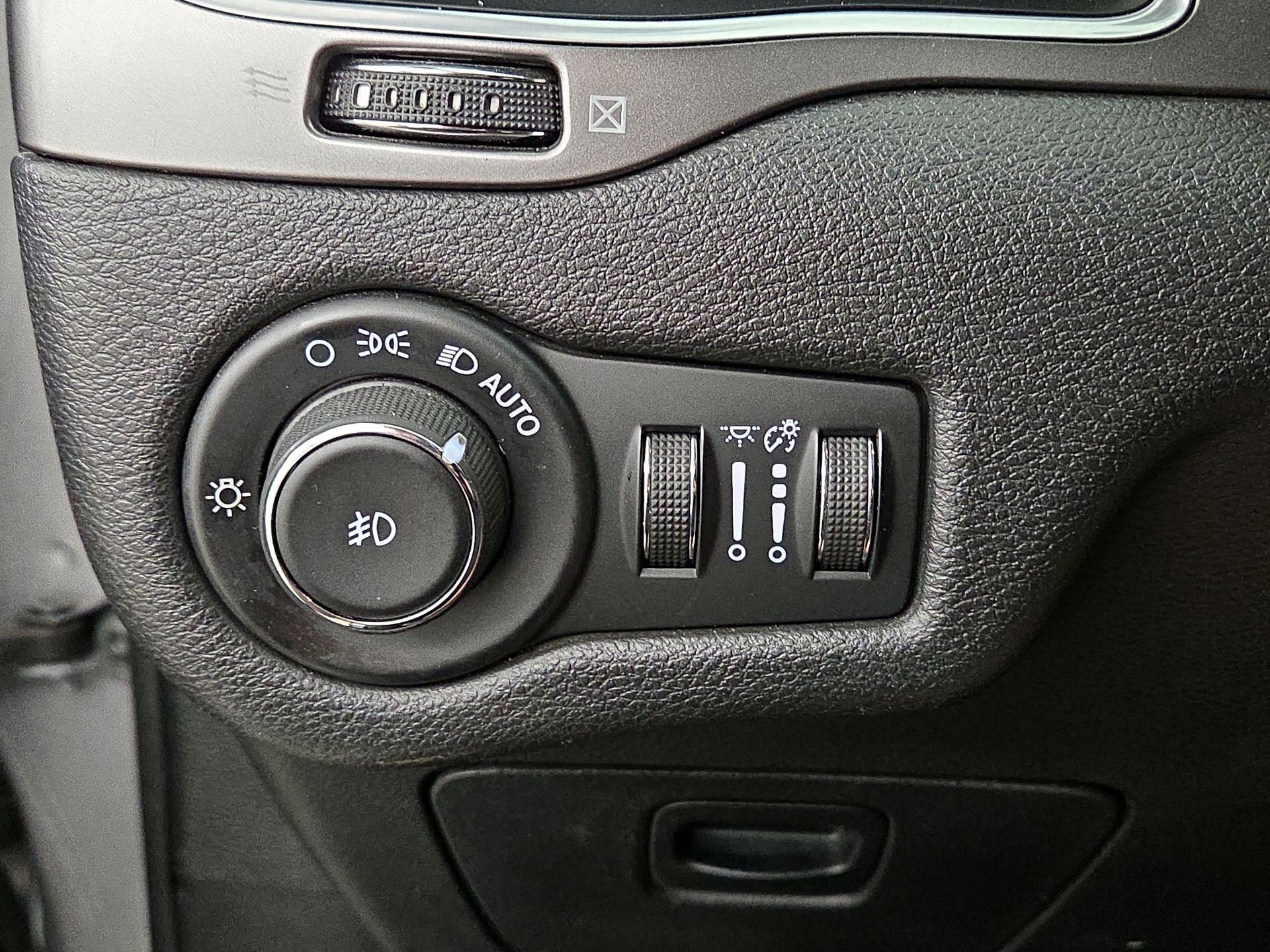 Thumbnail: 2019 Jeep Cherokee - 13