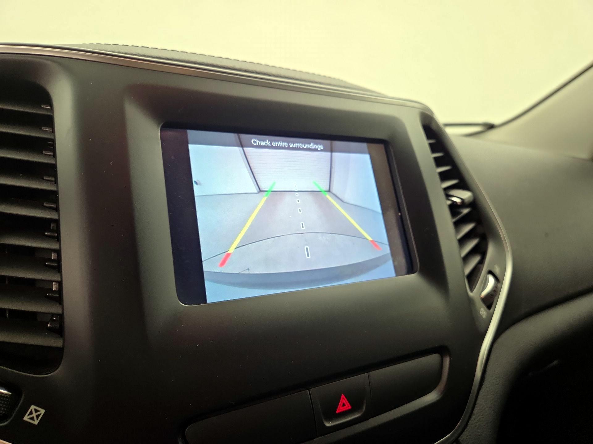 Thumbnail: 2019 Jeep Cherokee - 14