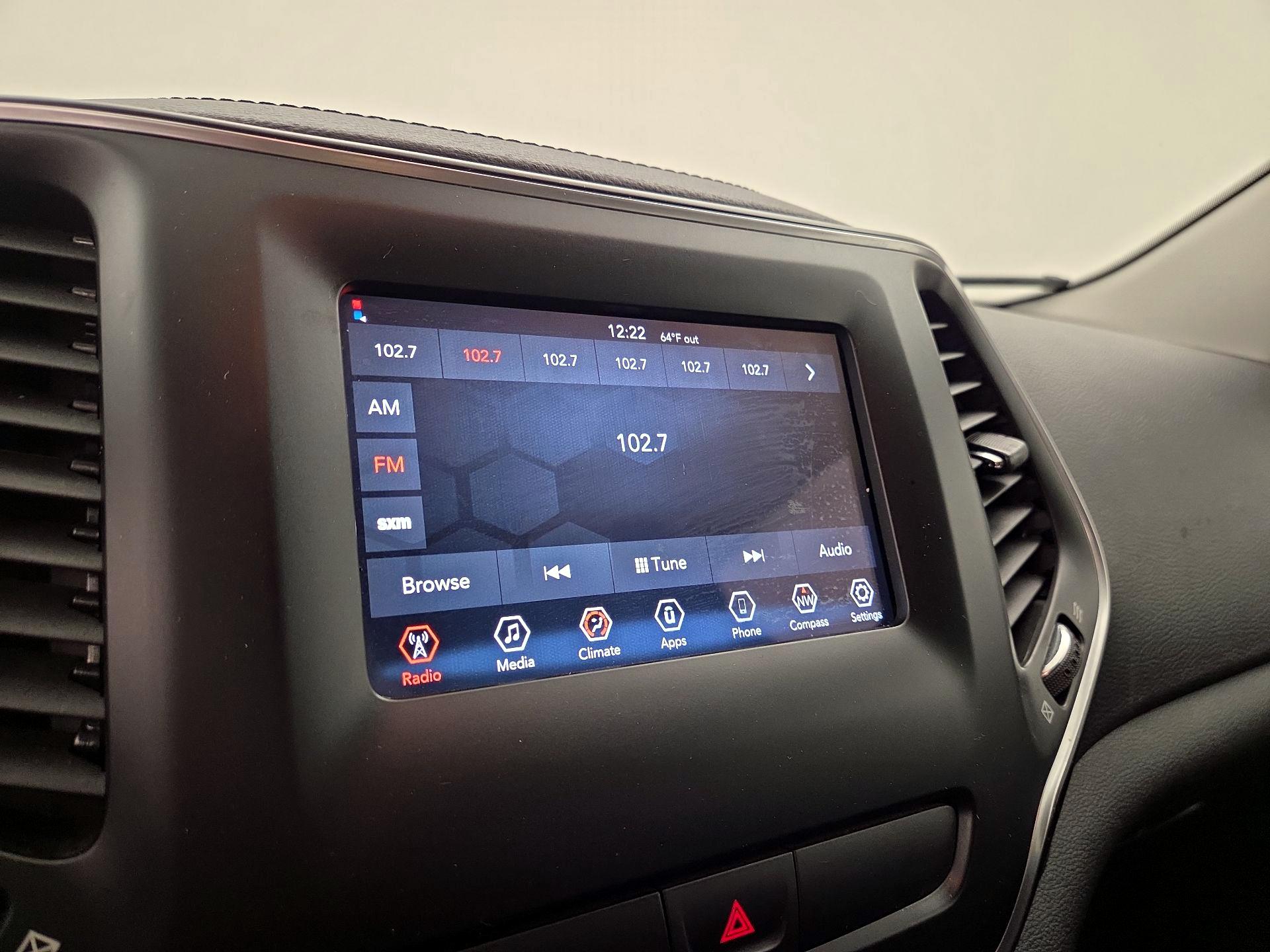 Thumbnail: 2019 Jeep Cherokee - 15