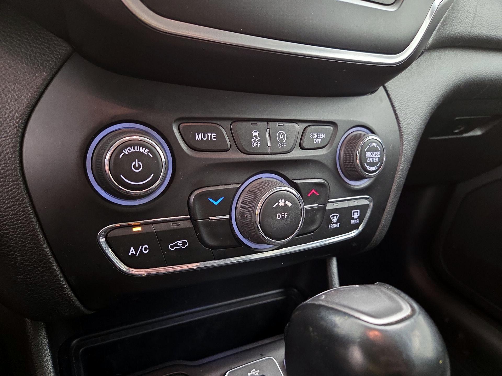 Thumbnail: 2019 Jeep Cherokee - 16