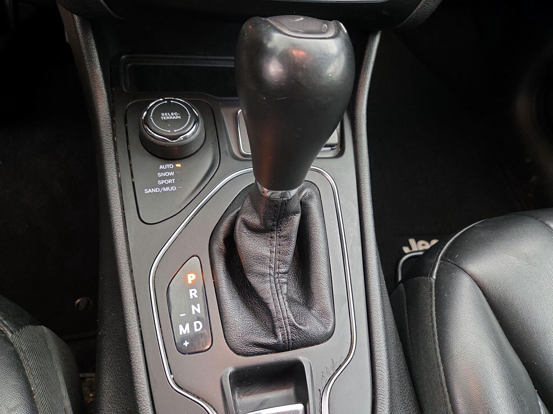 Thumbnail: 2019 Jeep Cherokee - 17