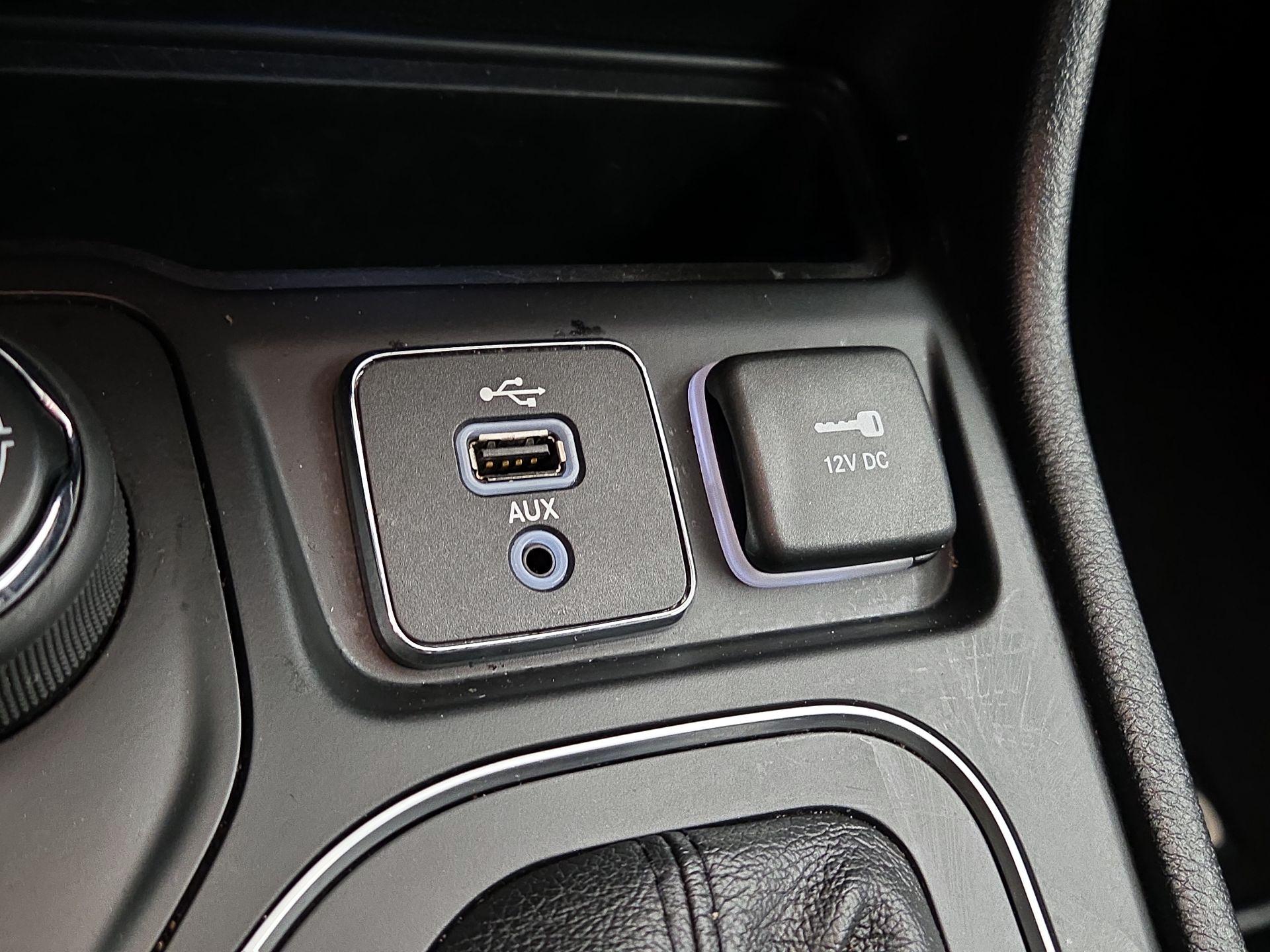 Thumbnail: 2019 Jeep Cherokee - 18