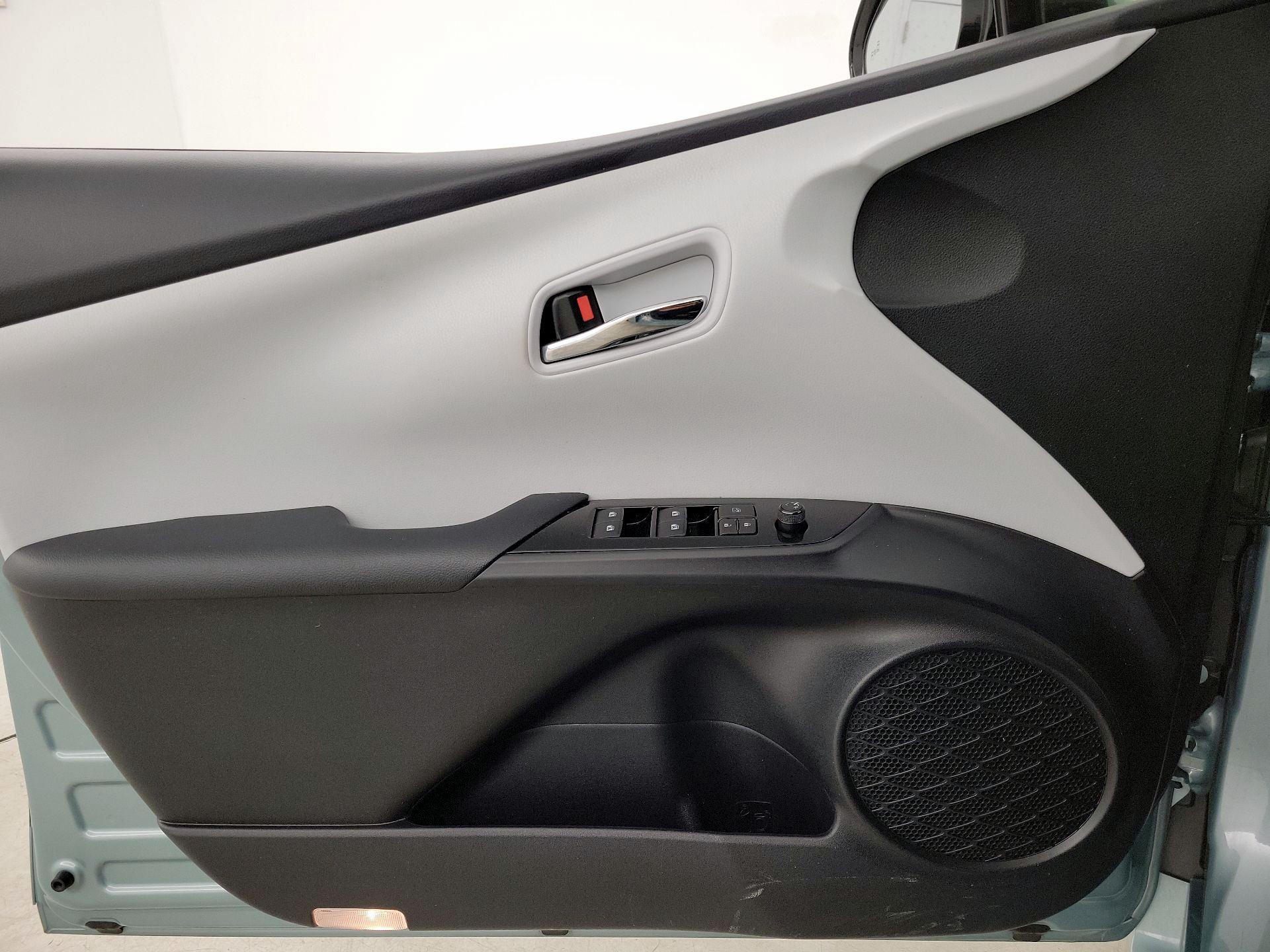 Thumbnail: 2017 Toyota Prius - 12