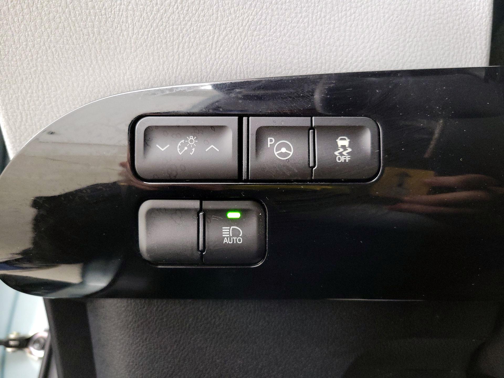 Thumbnail: 2017 Toyota Prius - 13