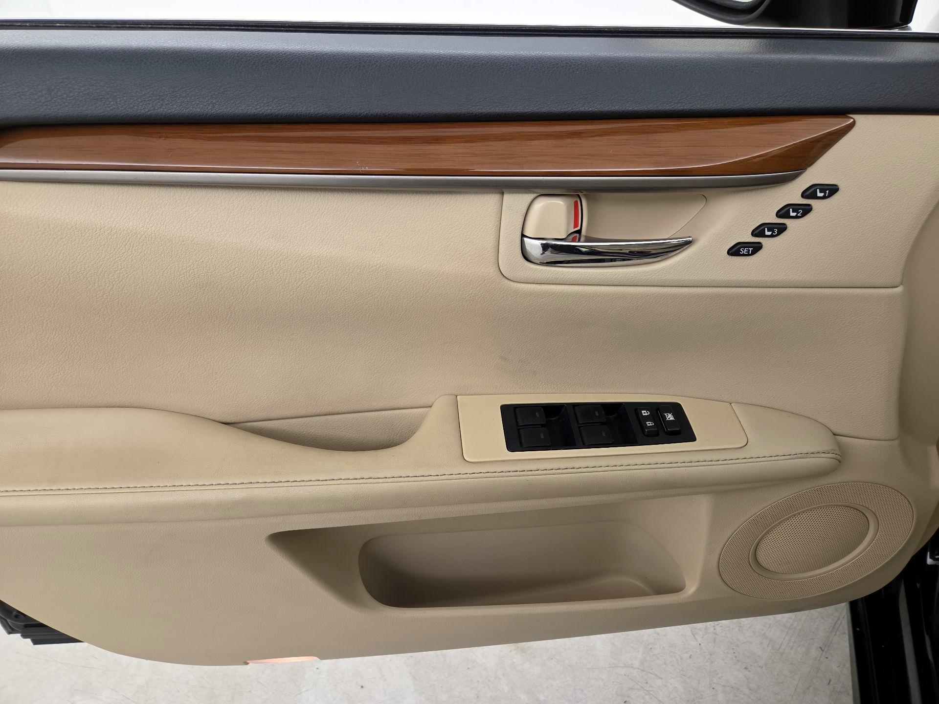 Thumbnail: 2014 Lexus ES - 12