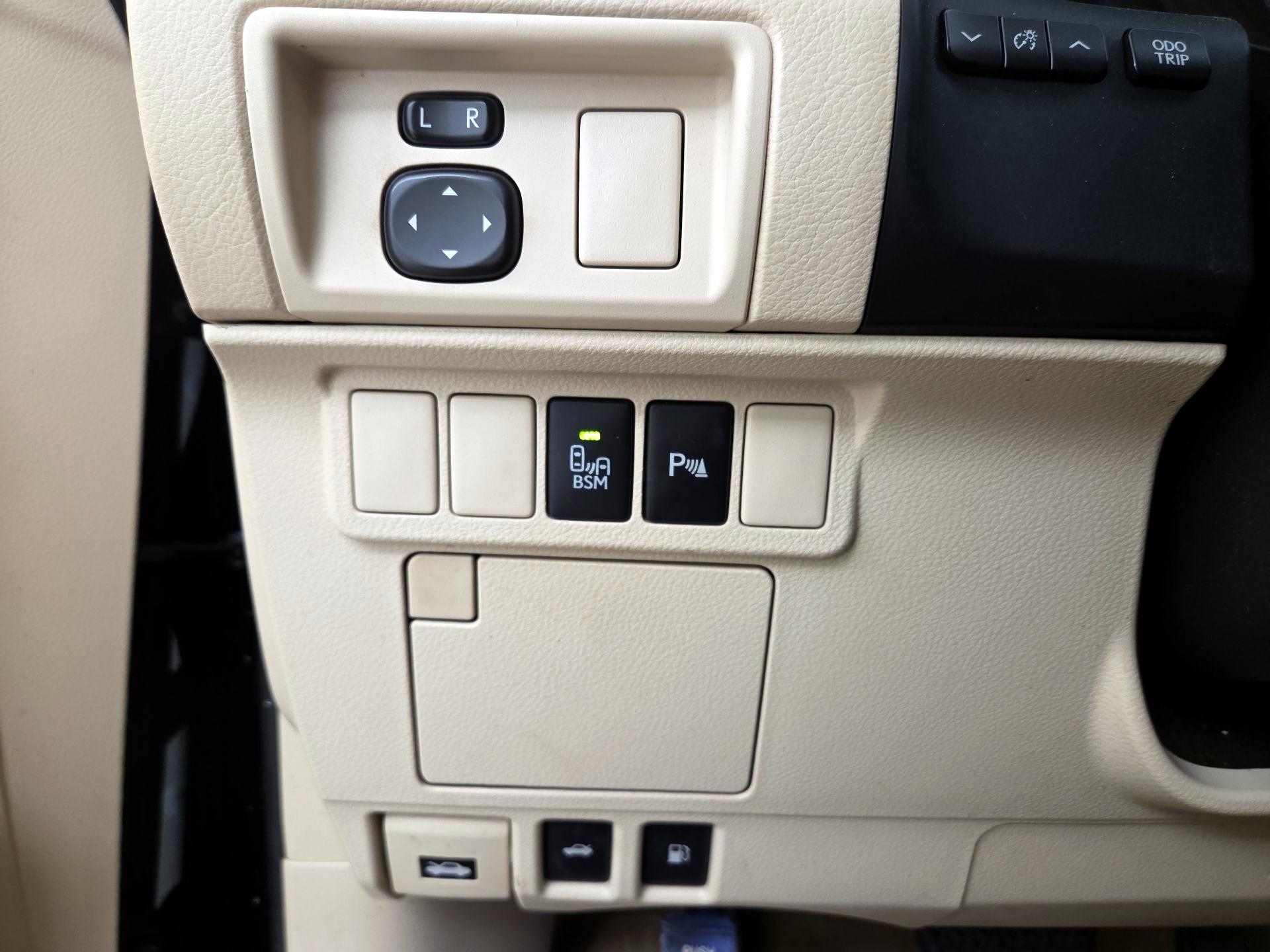 Thumbnail: 2014 Lexus ES - 13