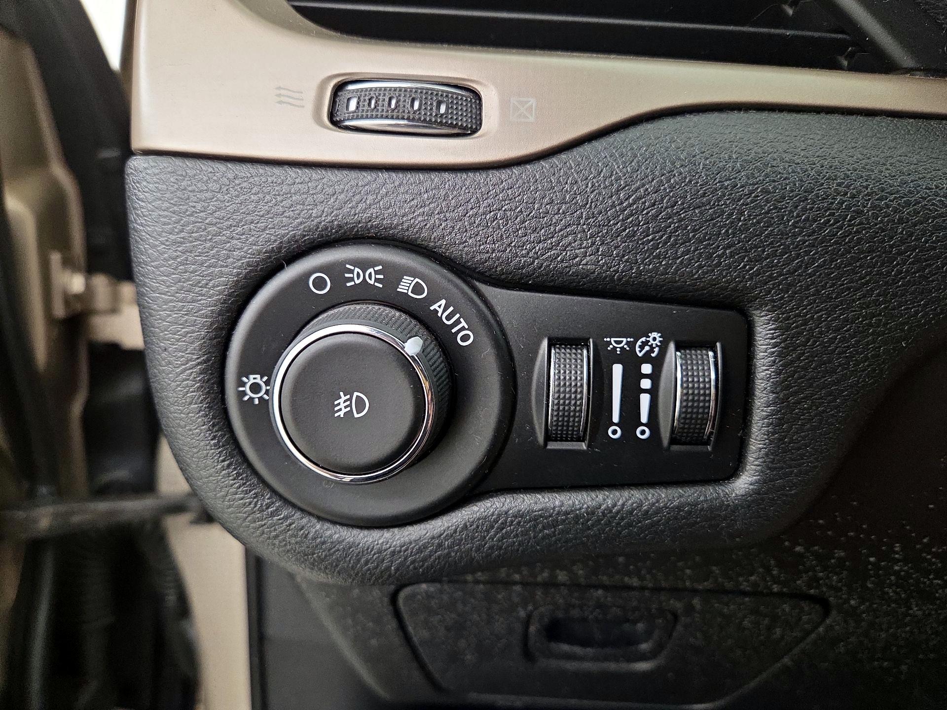 Thumbnail: 2015 Jeep Cherokee - 13