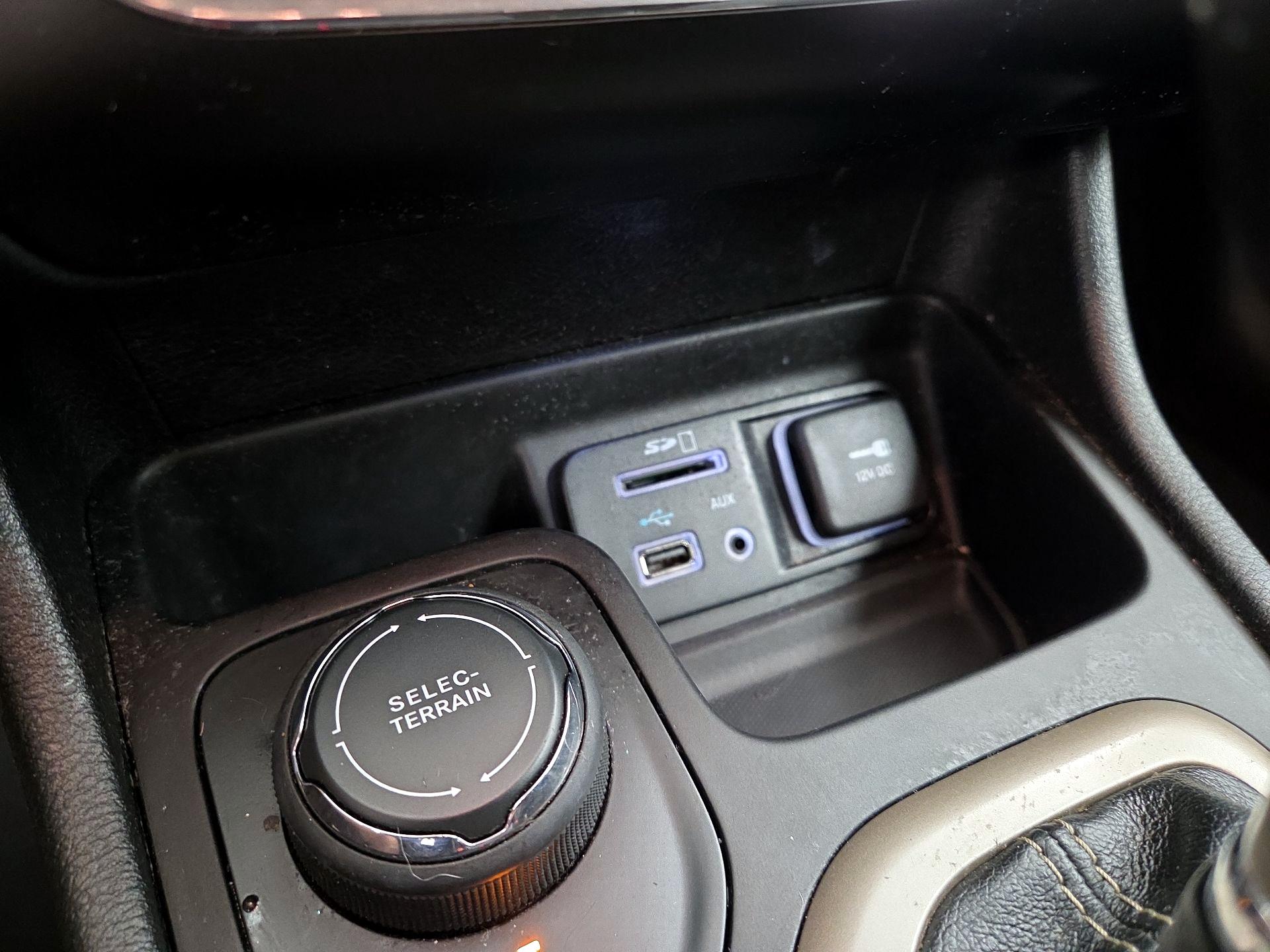 Thumbnail: 2015 Jeep Cherokee - 18