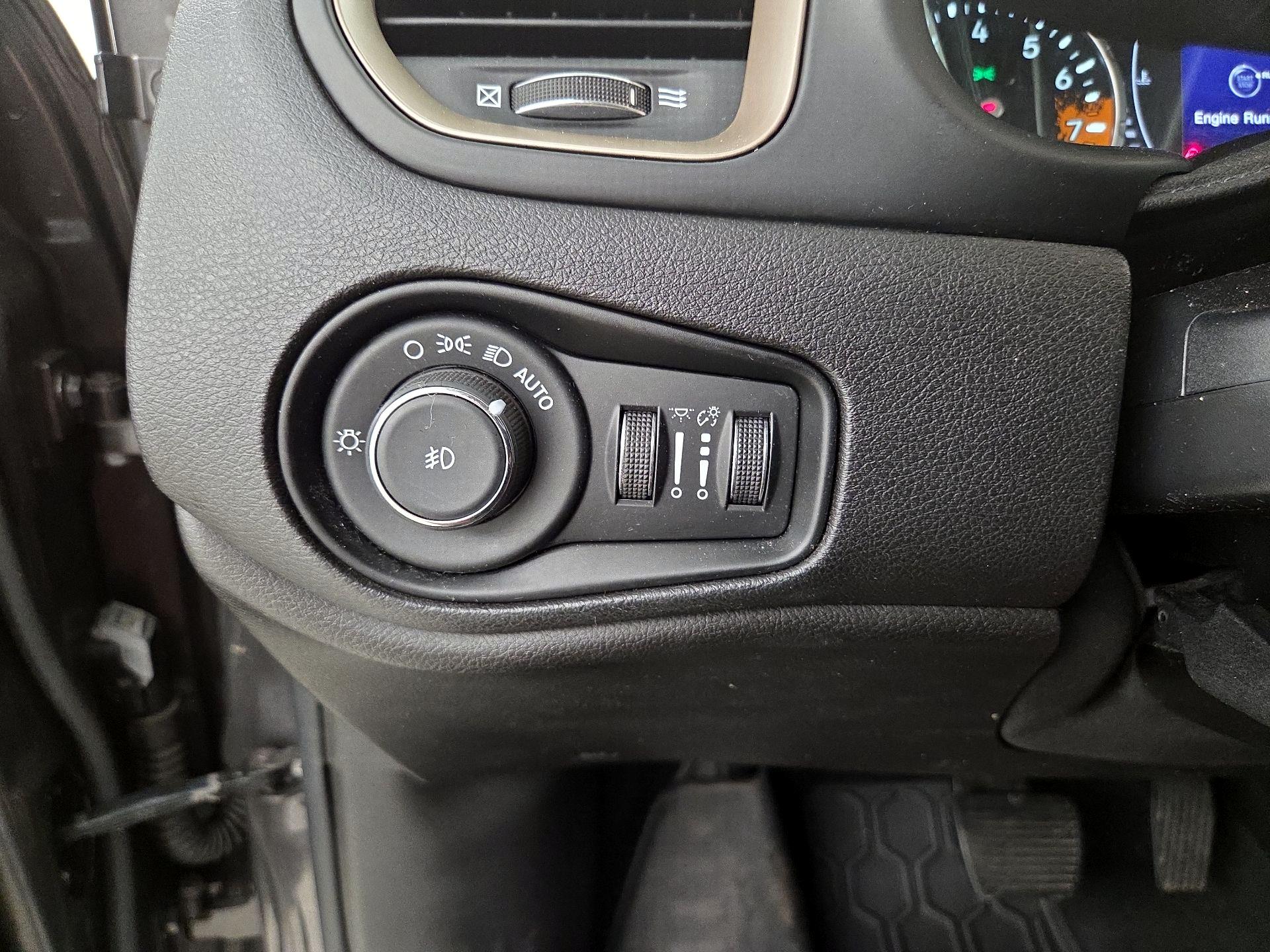 Thumbnail: 2016 Jeep Renegade - 13