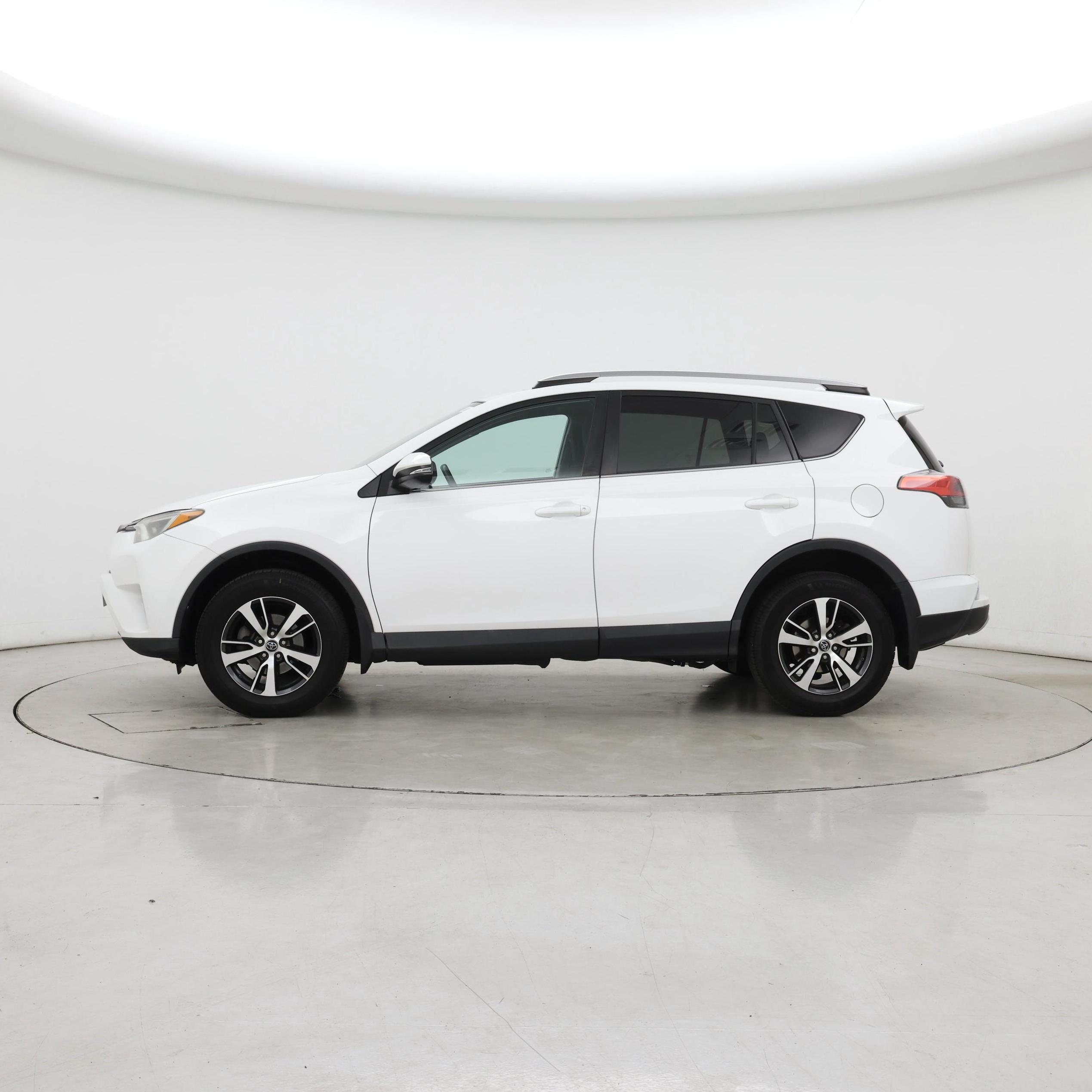 Thumbnail: 2017 Toyota RAV4 - 3