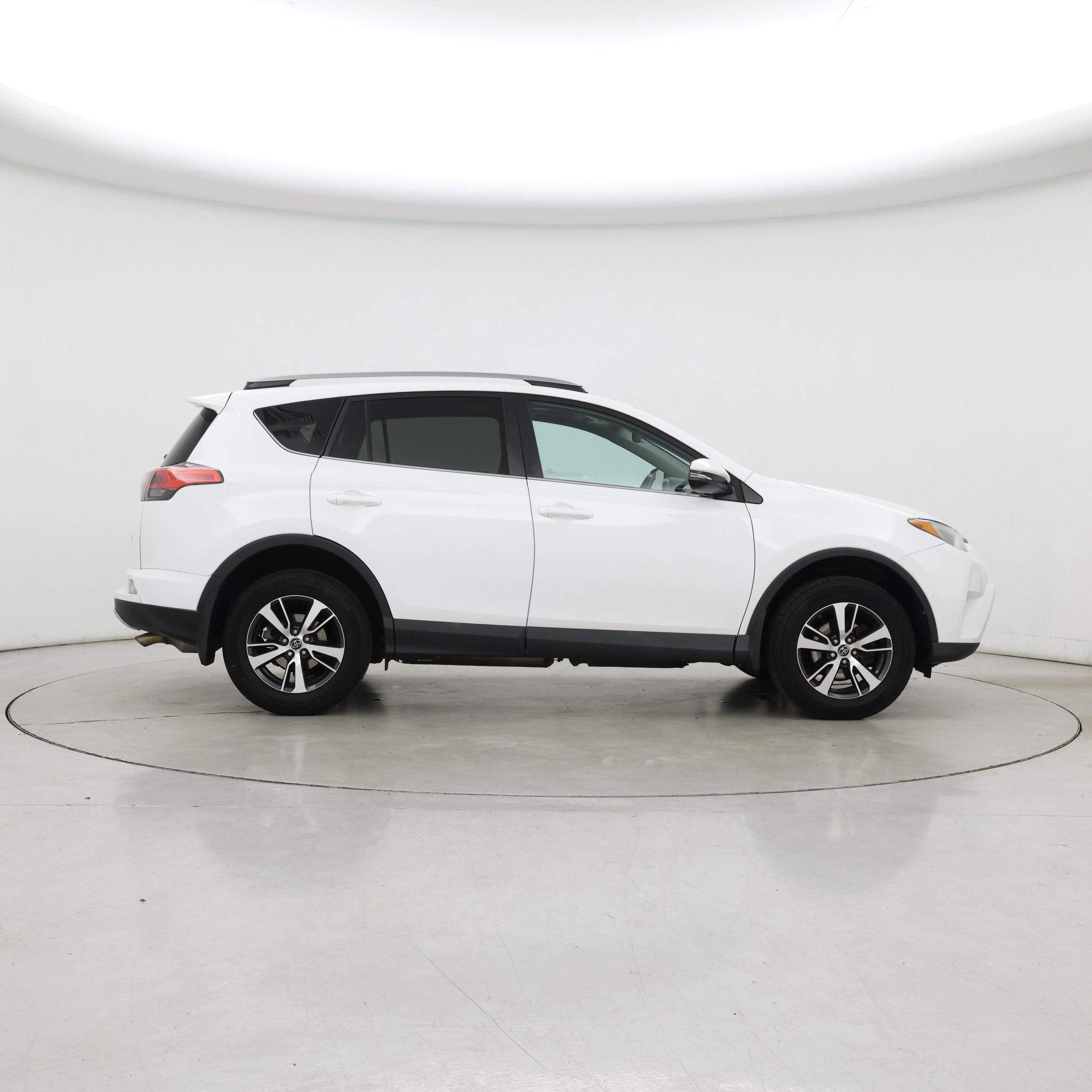 Thumbnail: 2017 Toyota RAV4 - 7