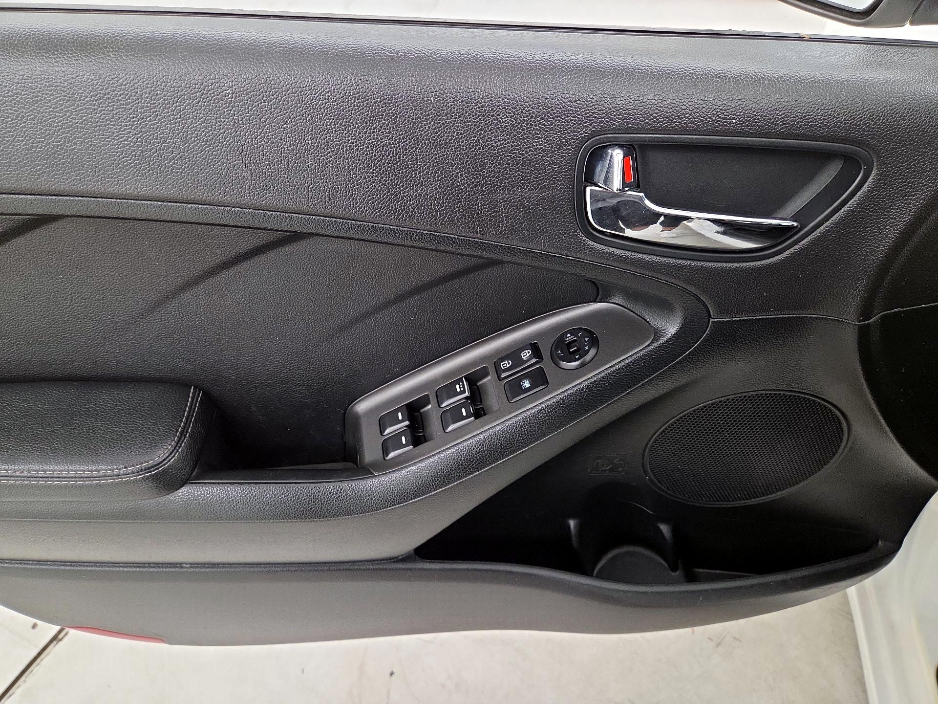 Thumbnail: 2016 Kia Forte - 12