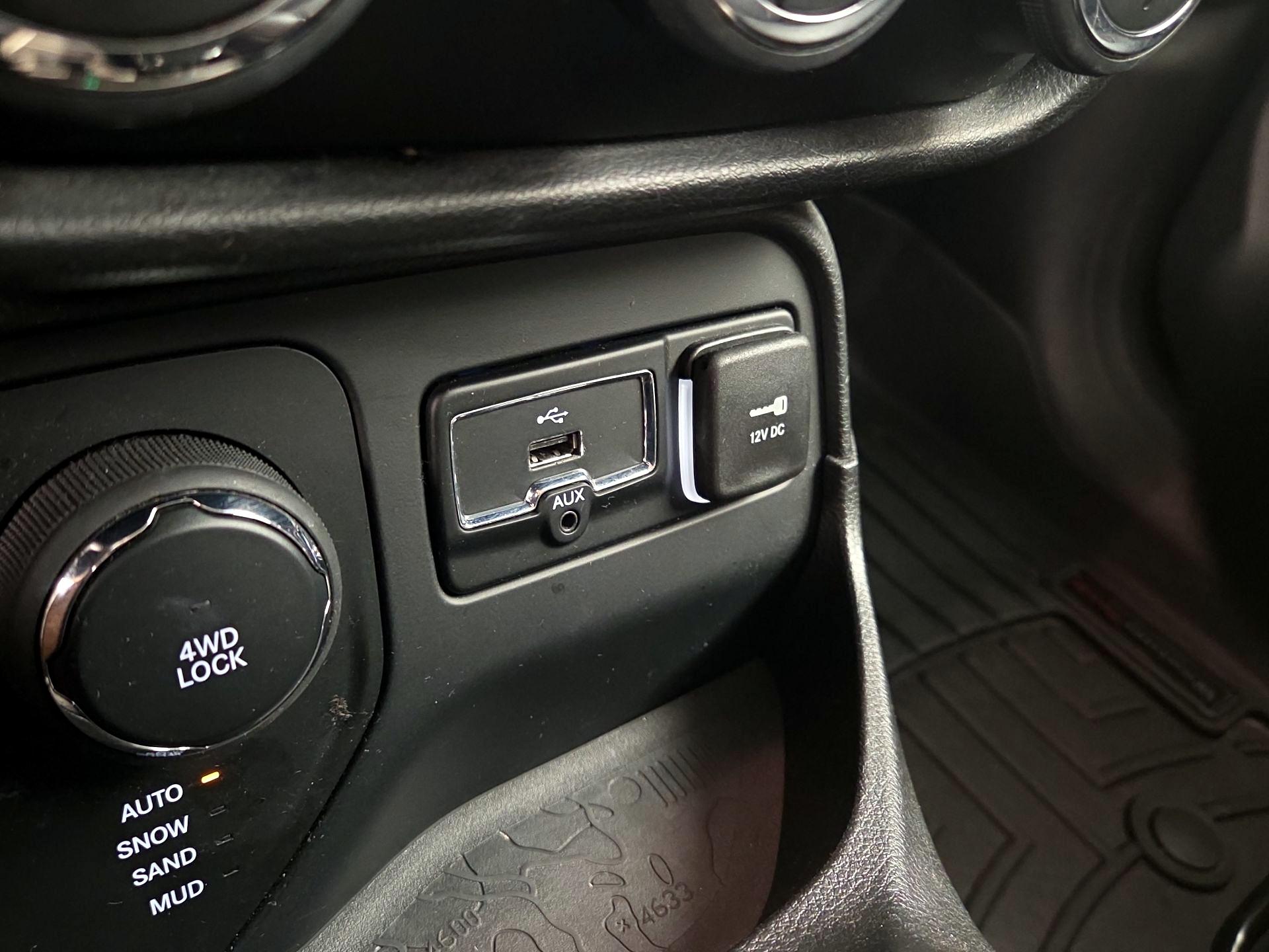 Thumbnail: 2016 Jeep Renegade - 18