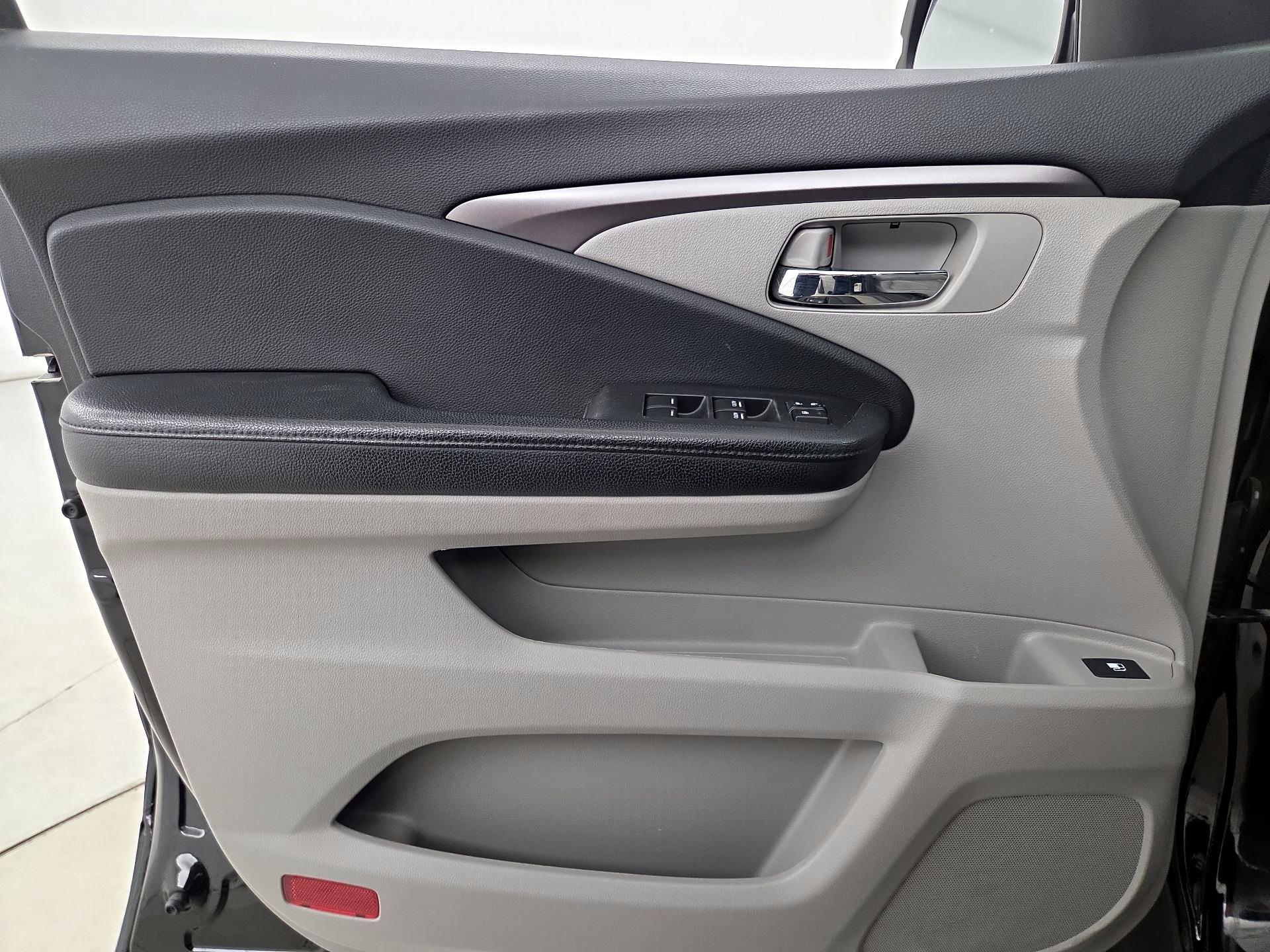 Thumbnail: 2017 Honda Pilot - 12