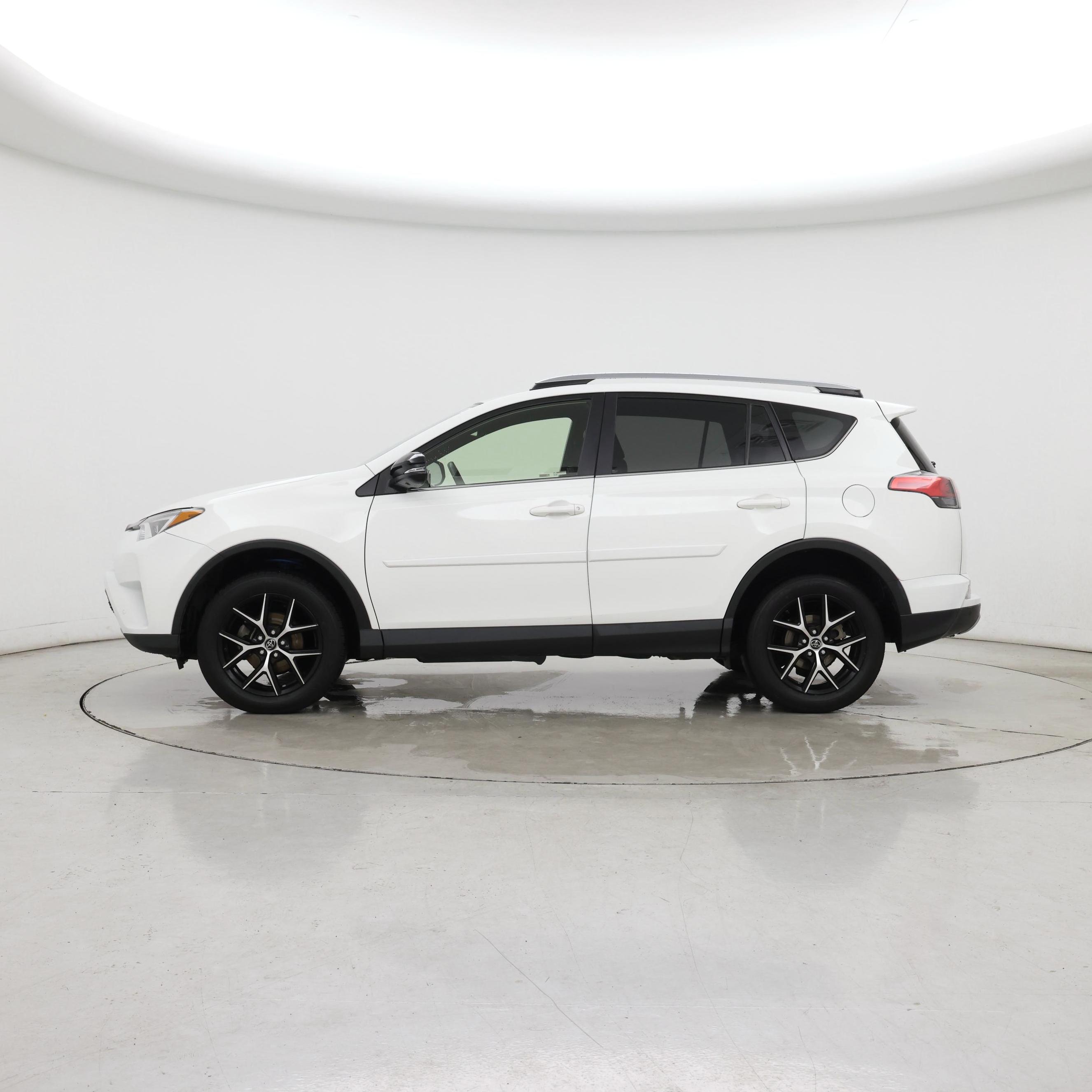Thumbnail: 2017 Toyota RAV4 - 3