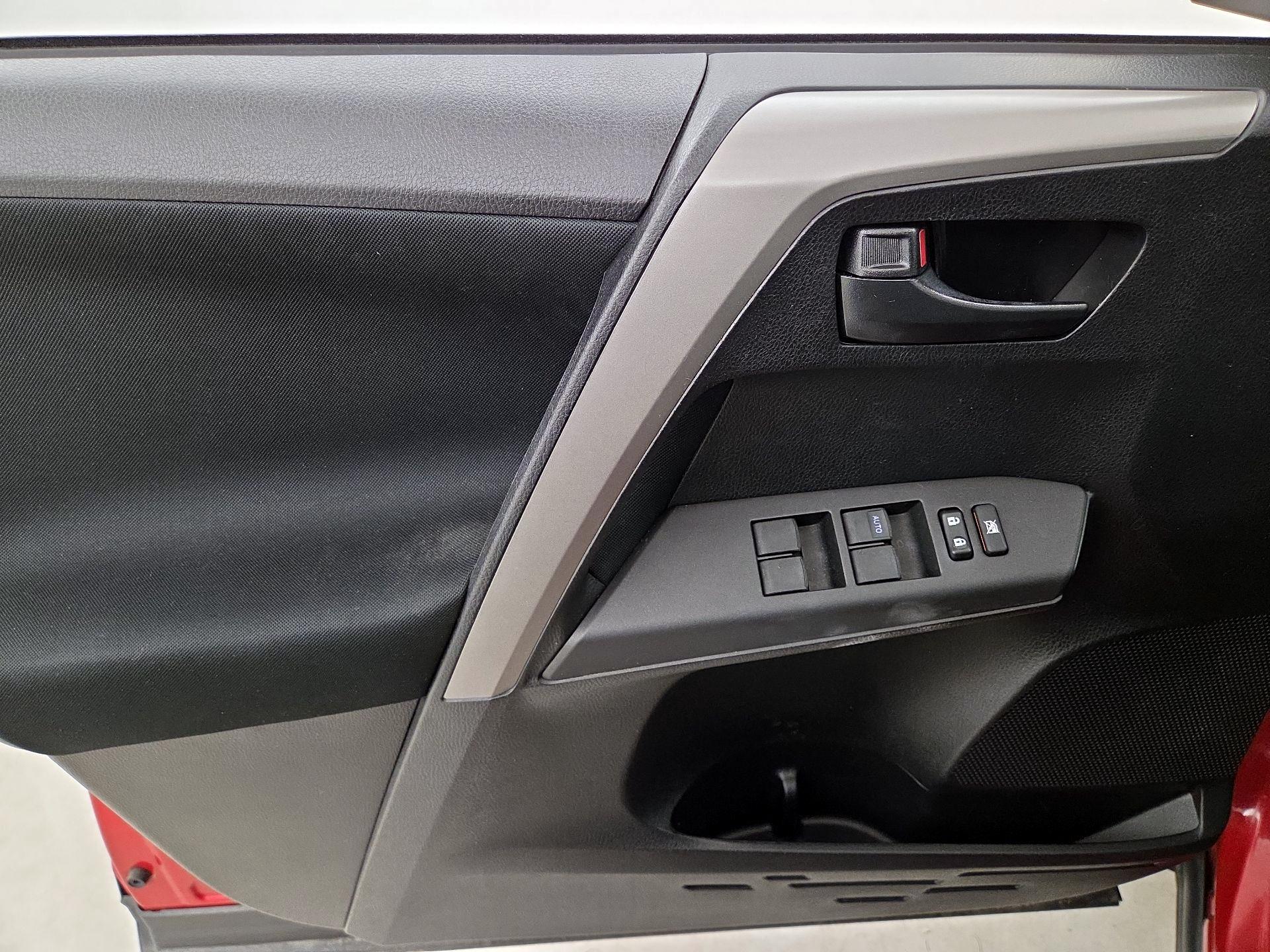 Thumbnail: 2016 Toyota RAV4 - 12