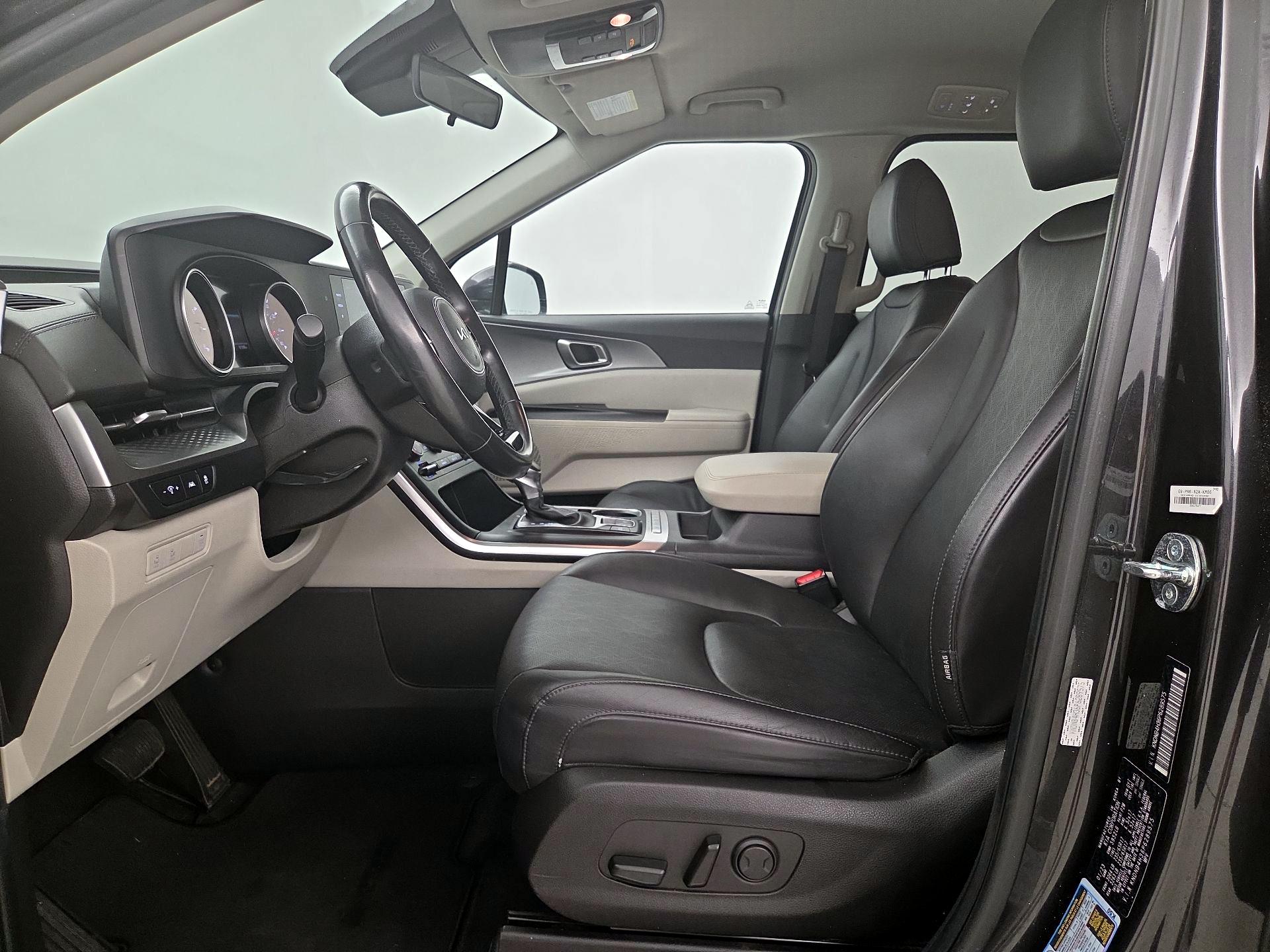Thumbnail: 2023 Kia Carnival - 9
