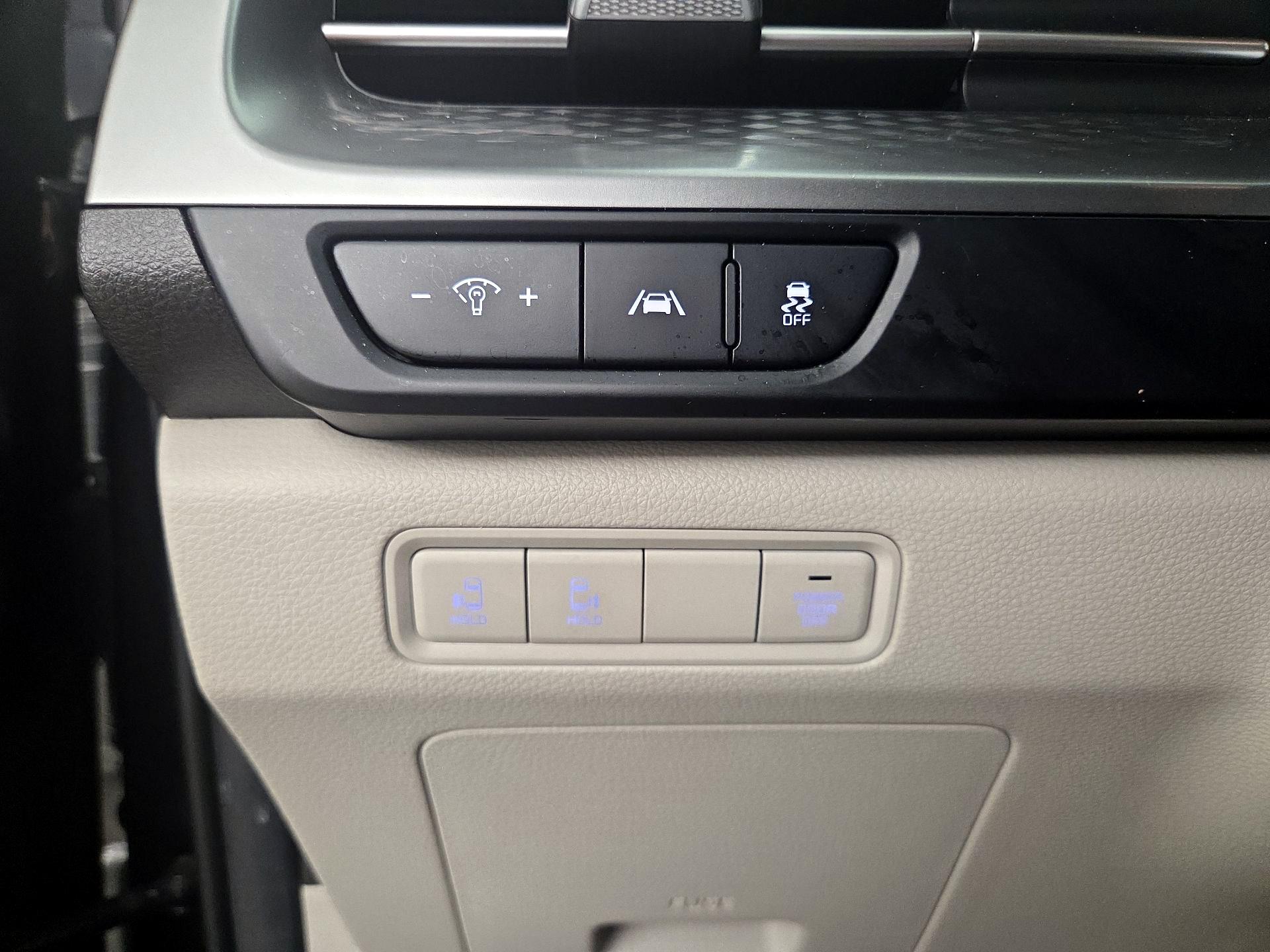 Thumbnail: 2023 Kia Carnival - 11