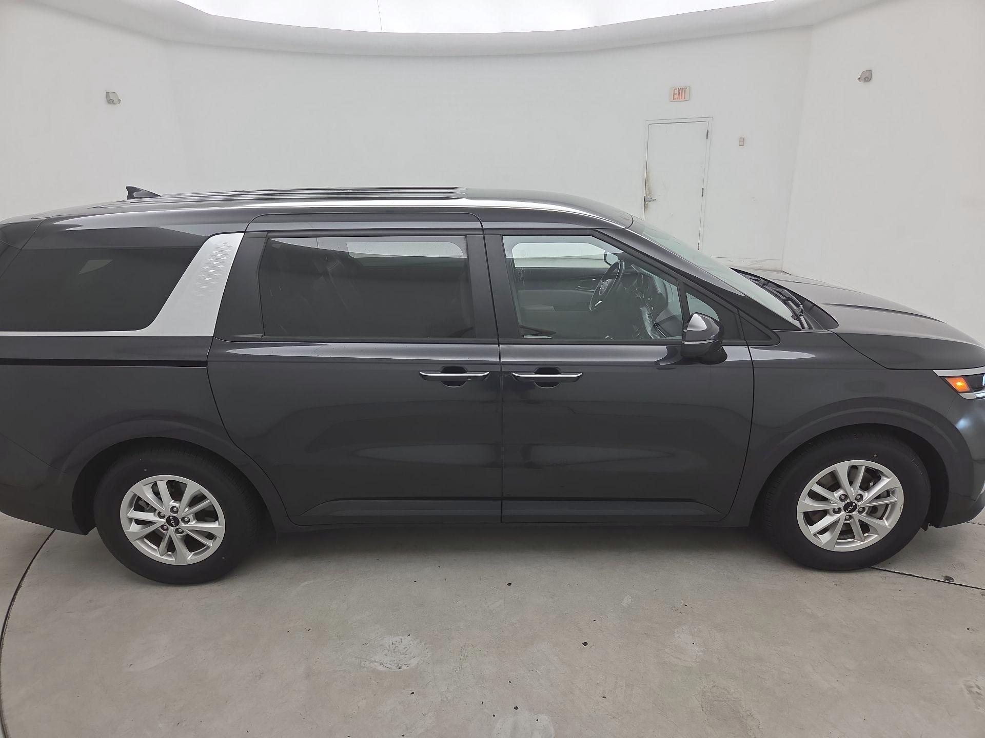 Thumbnail: 2023 Kia Carnival - 4