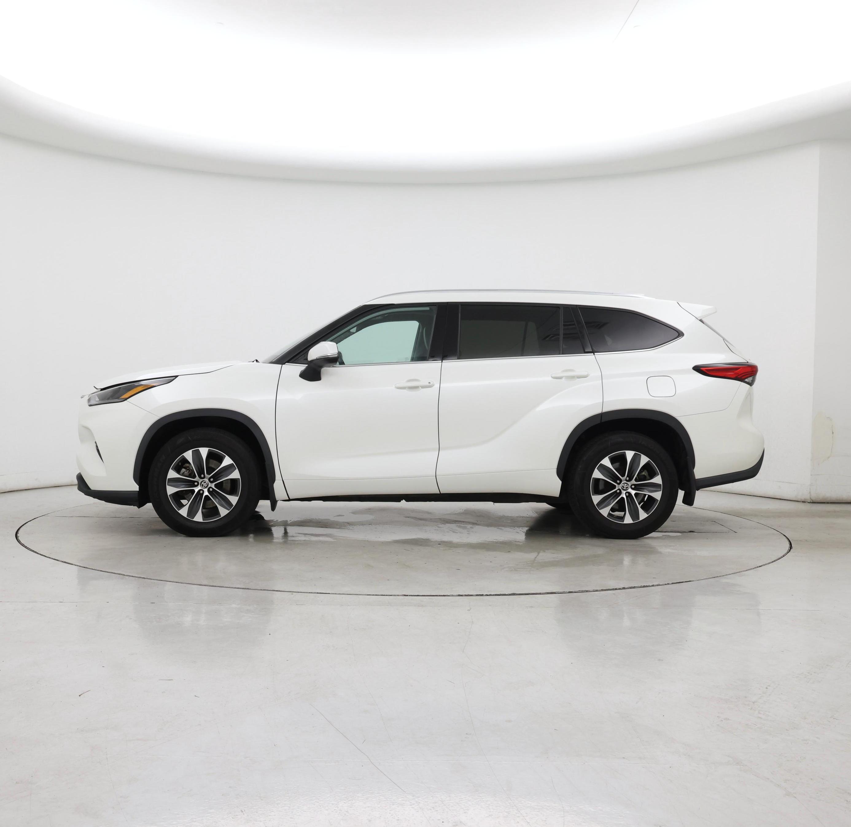 Thumbnail: 2021 Toyota Highlander - 3