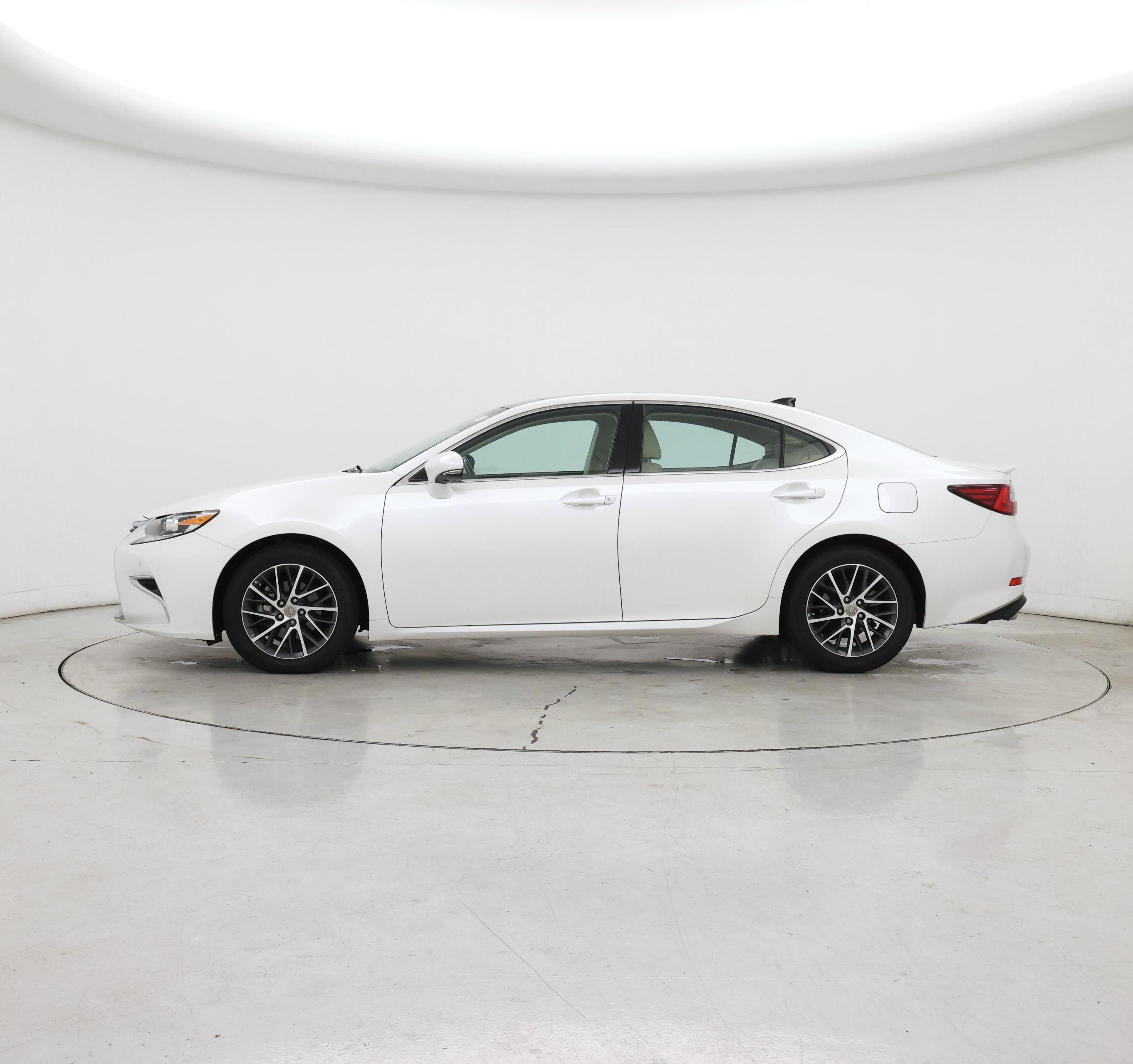 Thumbnail: 2018 Lexus ES - 3