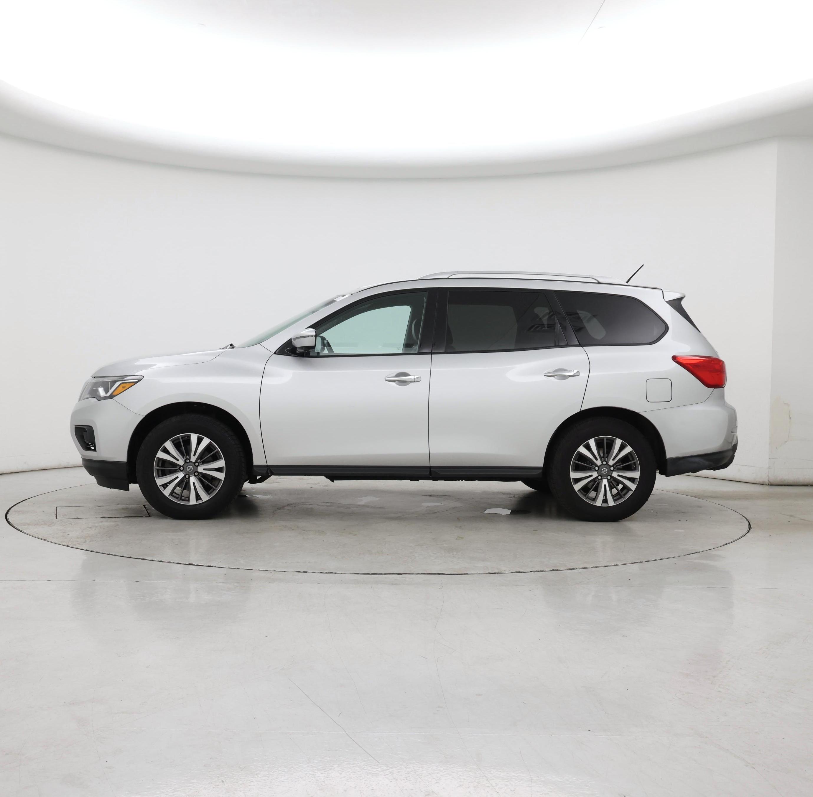 Thumbnail: 2017 Nissan Pathfinder - 3