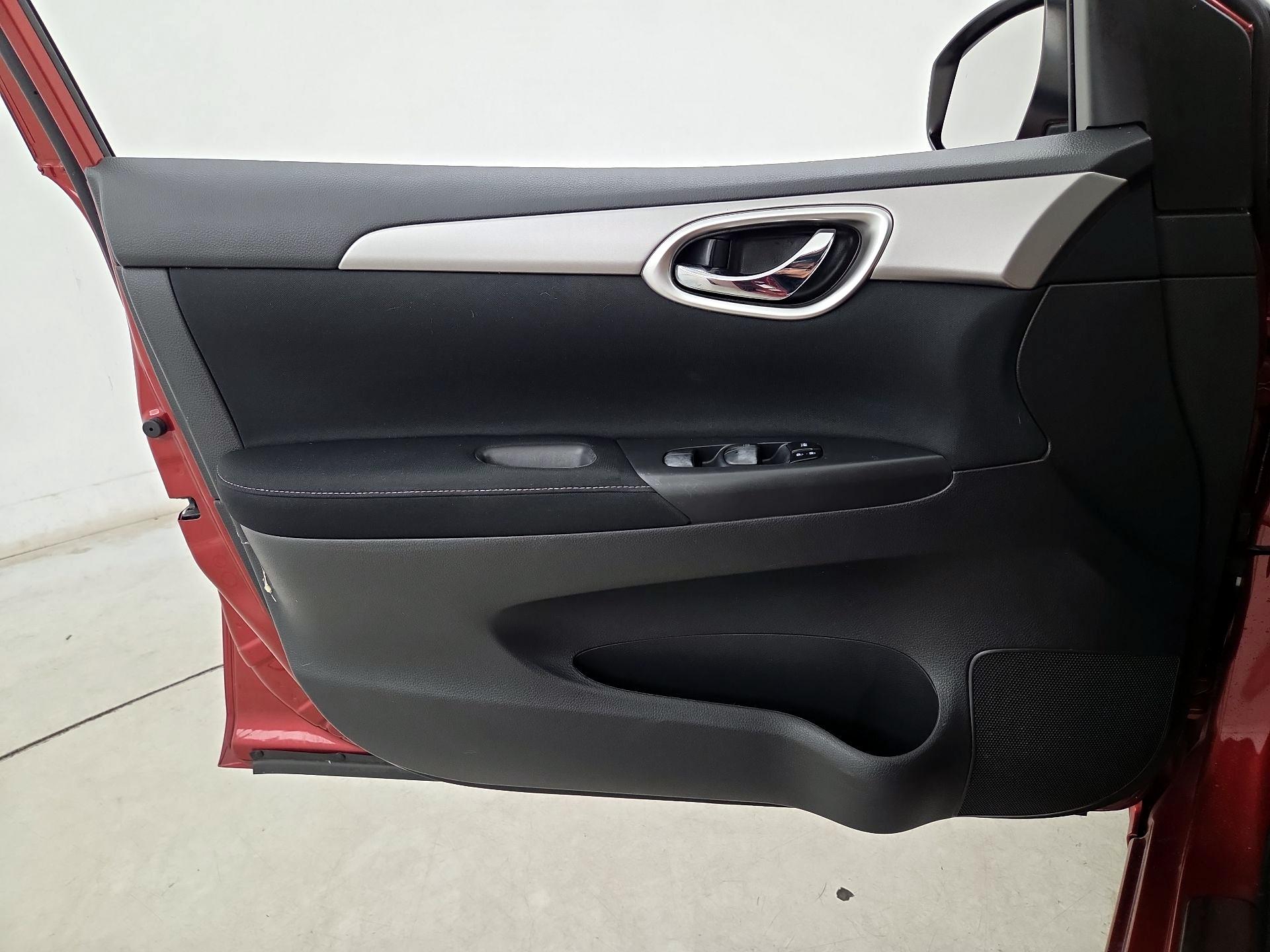 Thumbnail: 2015 Nissan Sentra - 10