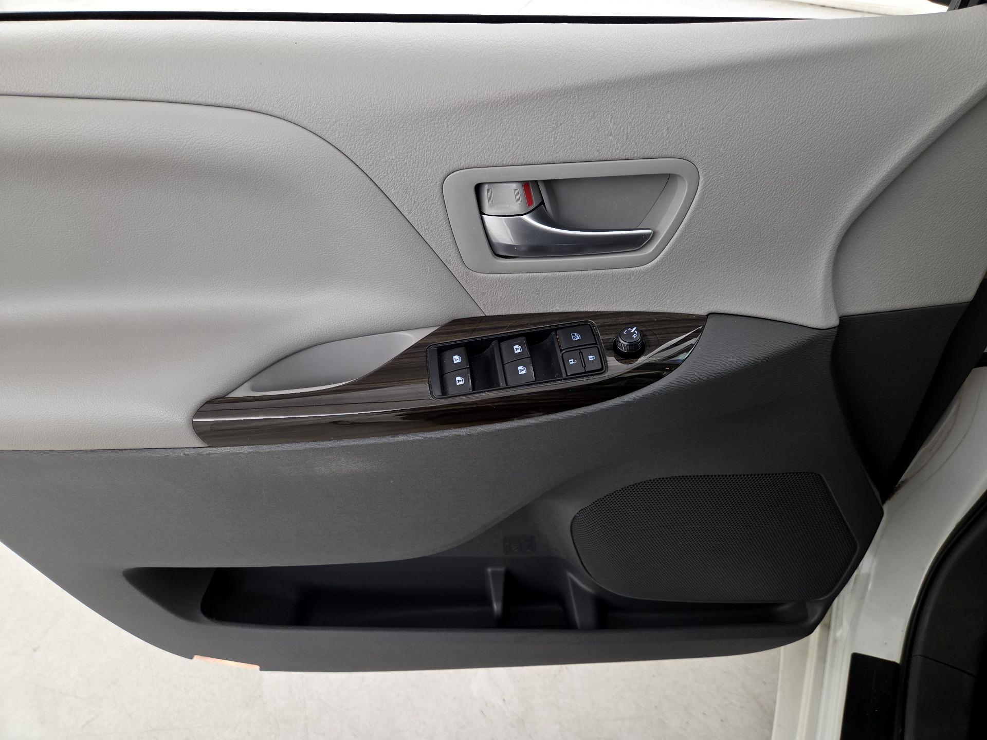 Thumbnail: 2016 Toyota Sienna - 12