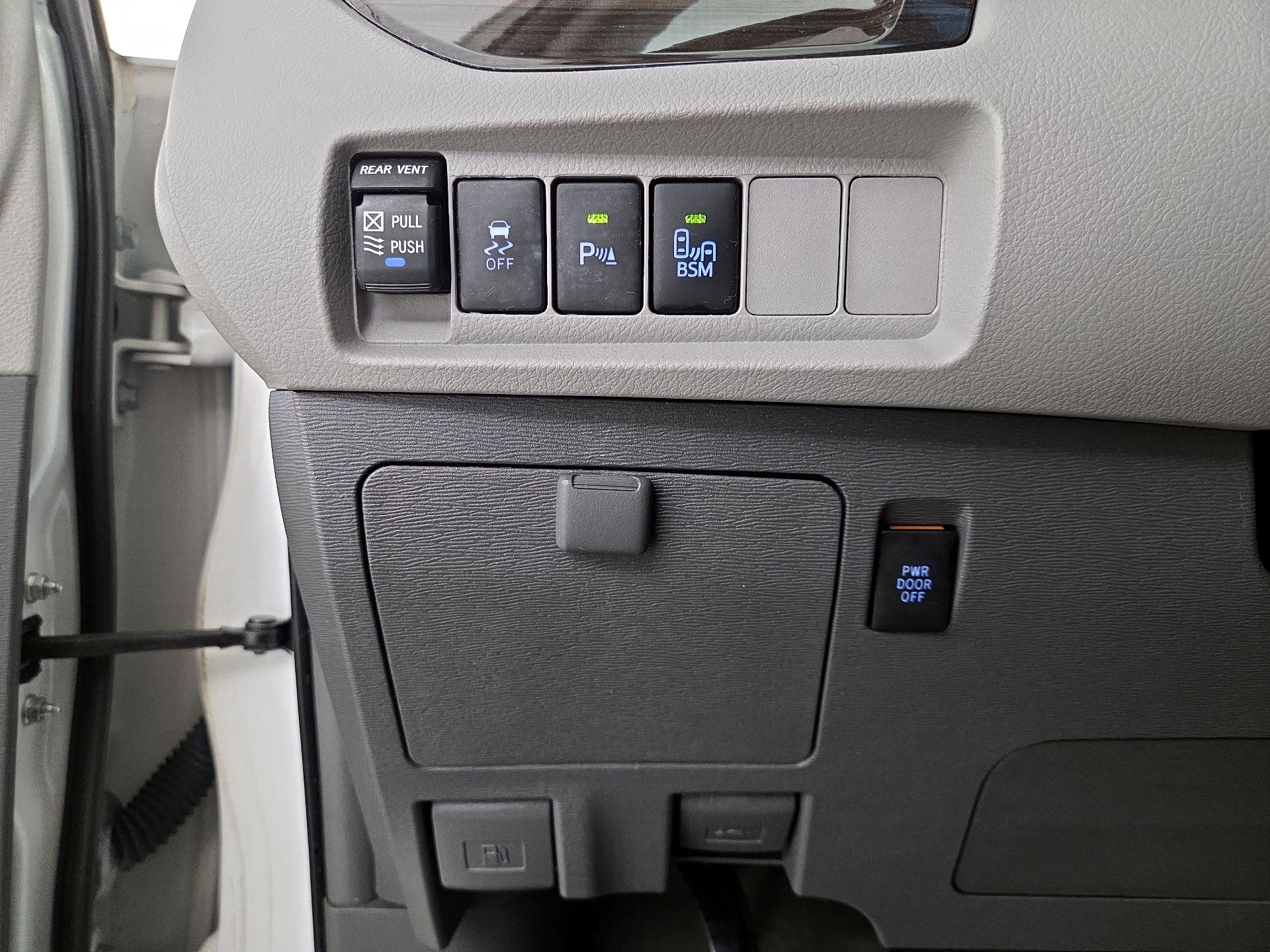 Thumbnail: 2016 Toyota Sienna - 13