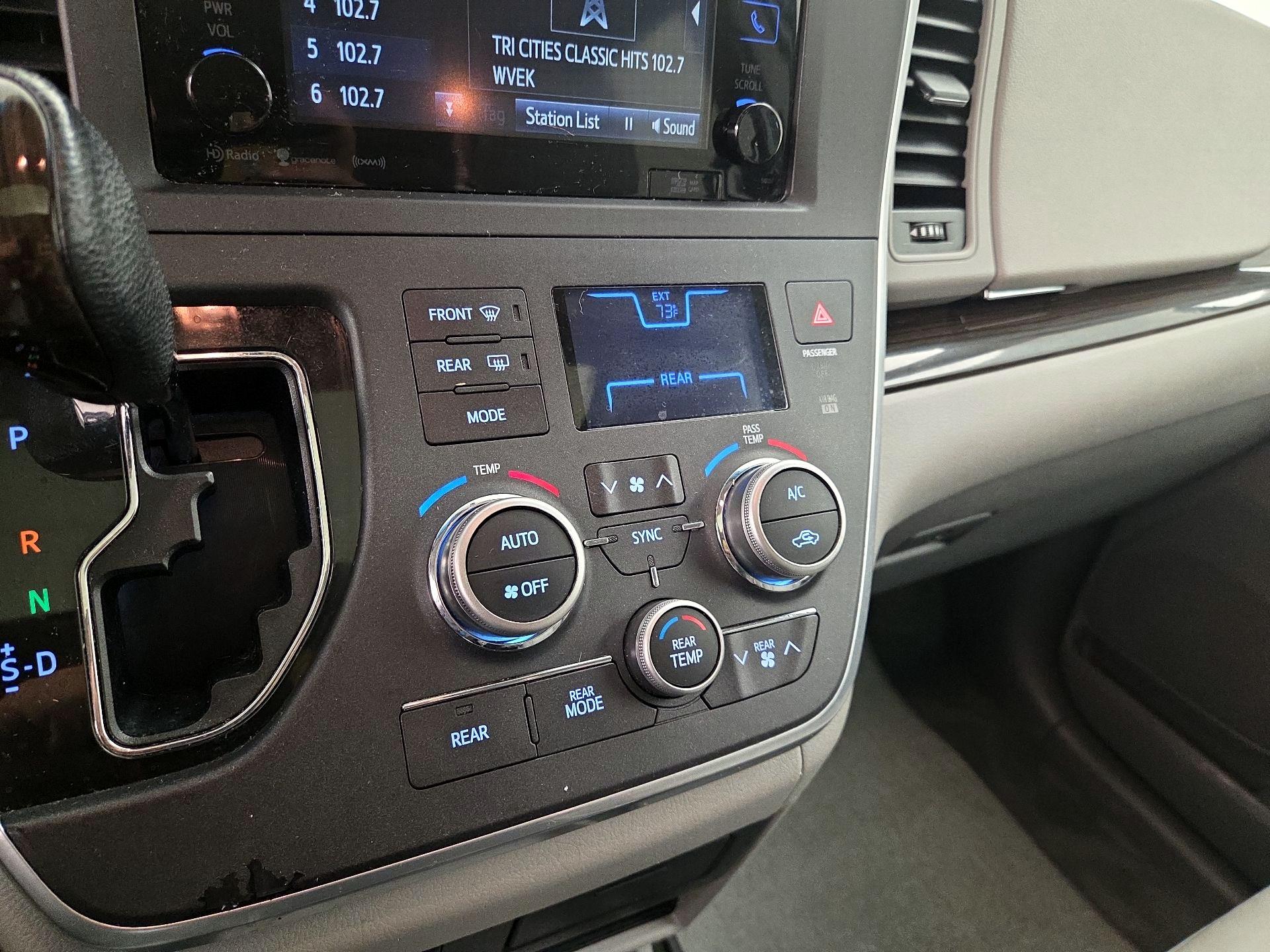 Thumbnail: 2016 Toyota Sienna - 17