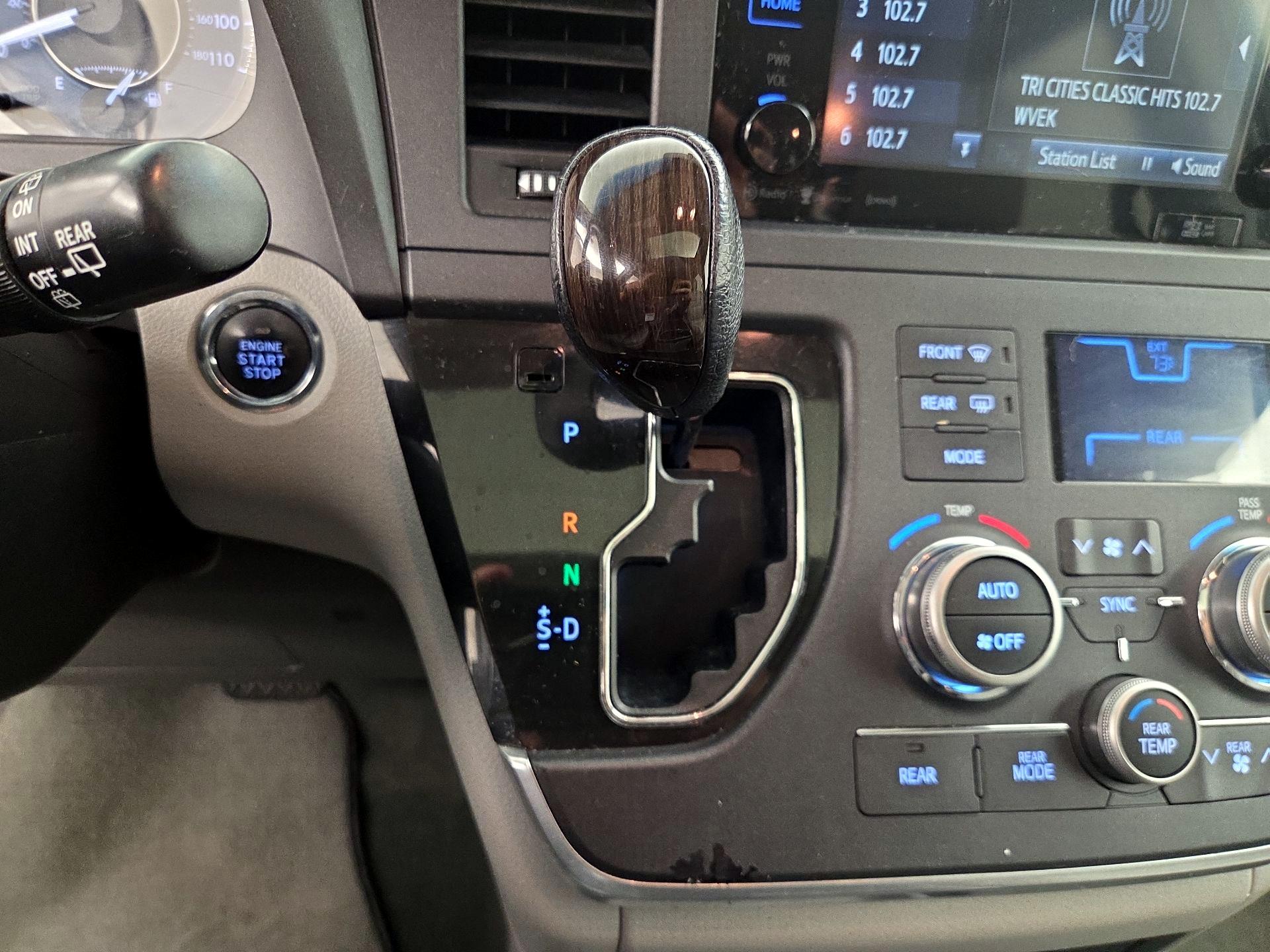 Thumbnail: 2016 Toyota Sienna - 18