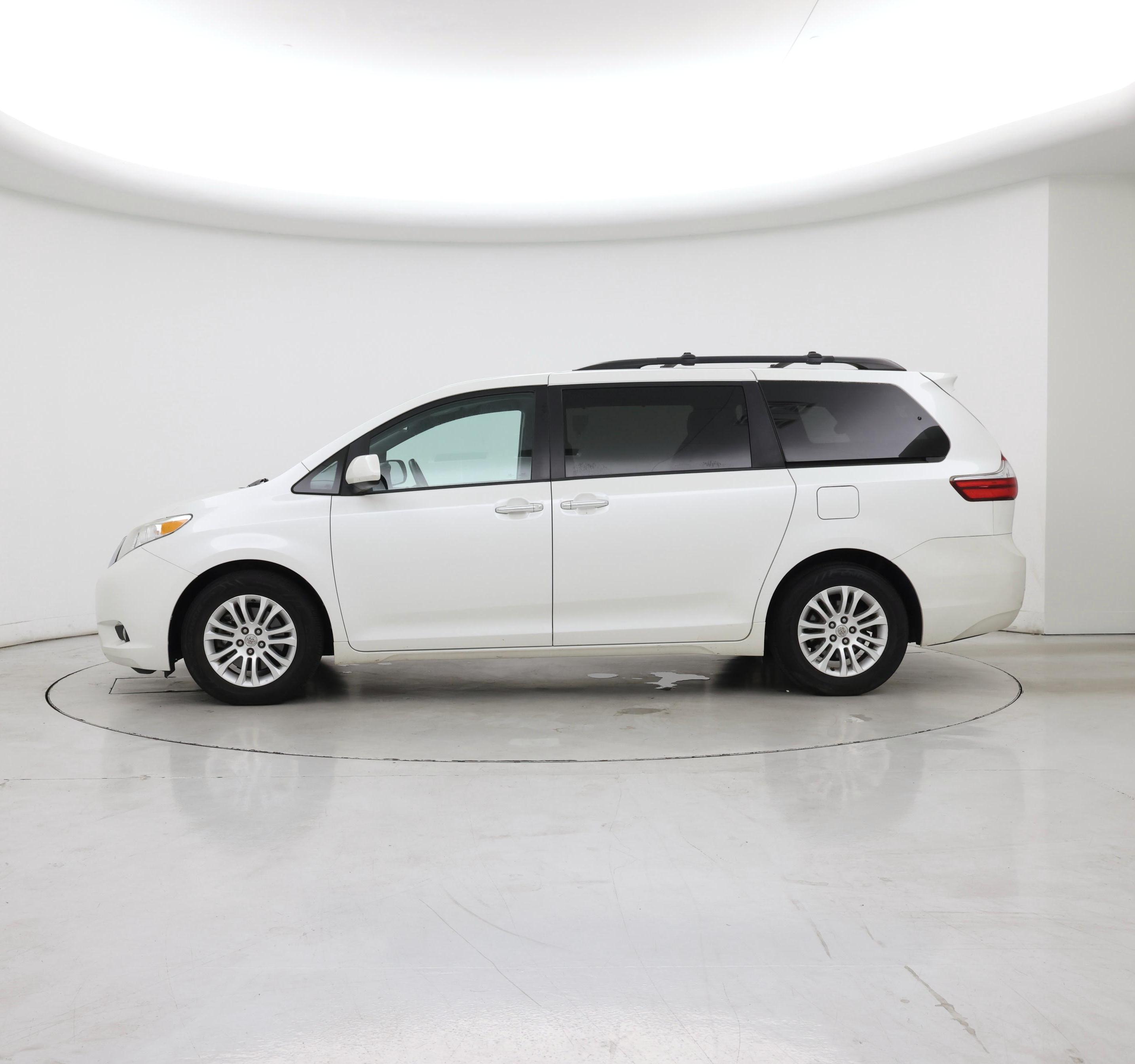 Thumbnail: 2016 Toyota Sienna - 3