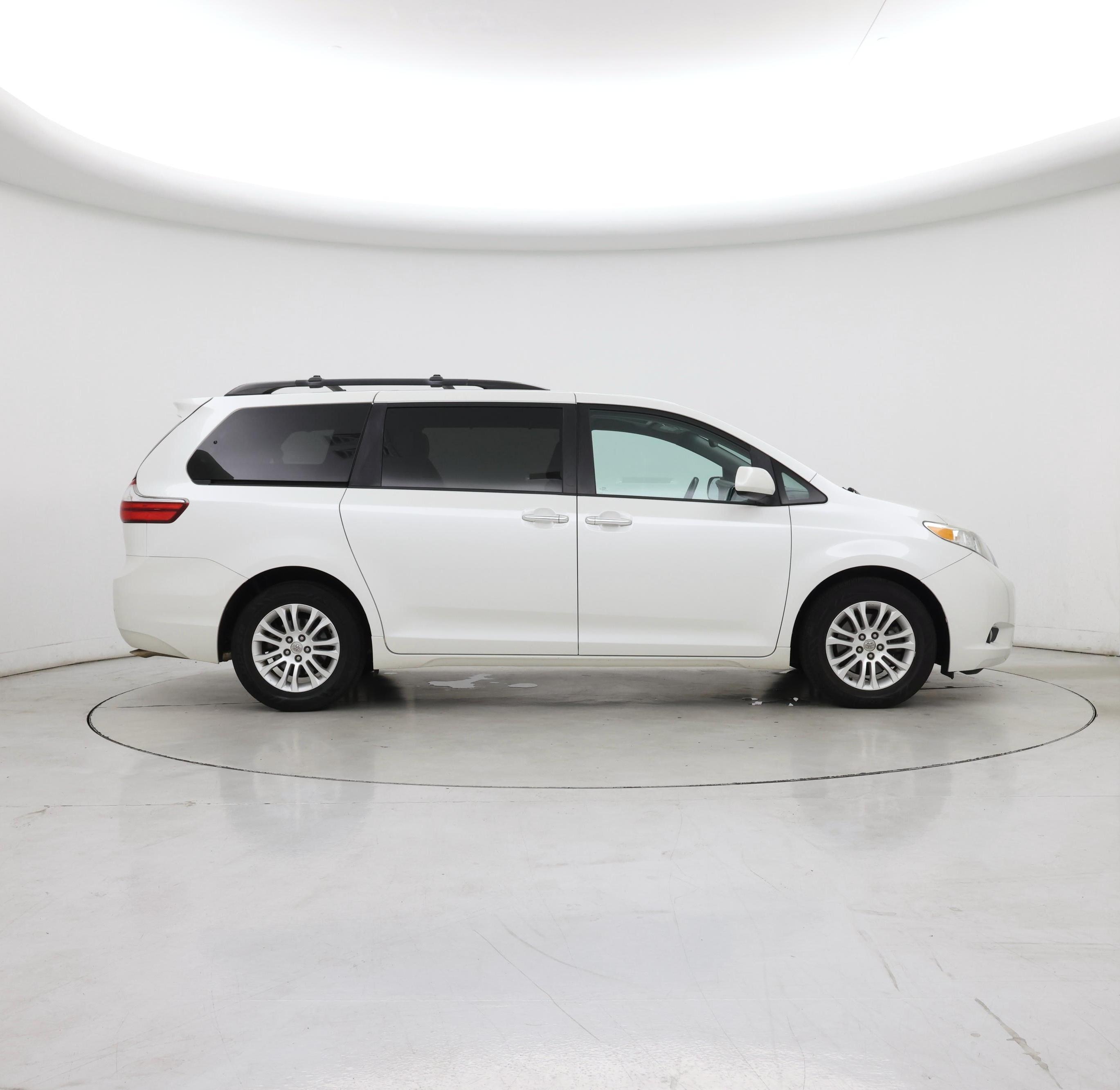 Thumbnail: 2016 Toyota Sienna - 7
