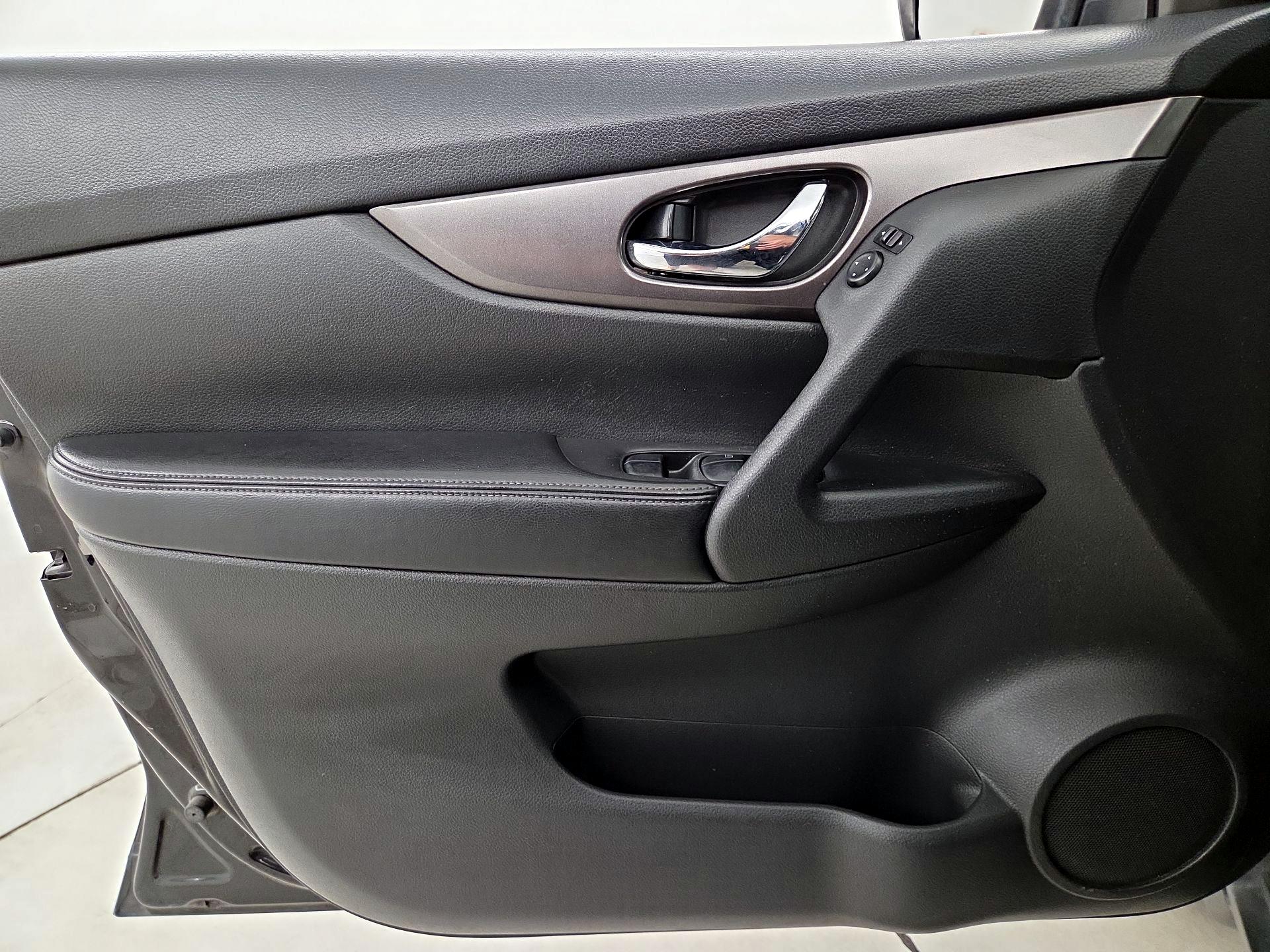 Thumbnail: 2015 Nissan Rogue - 12