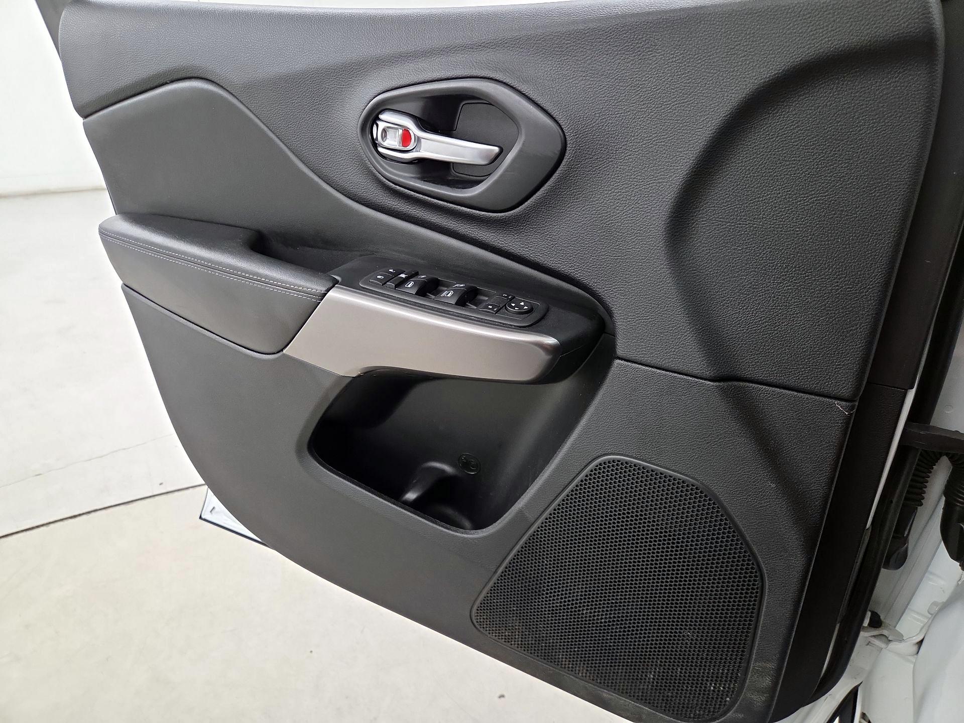 Thumbnail: 2021 Jeep Cherokee - 12