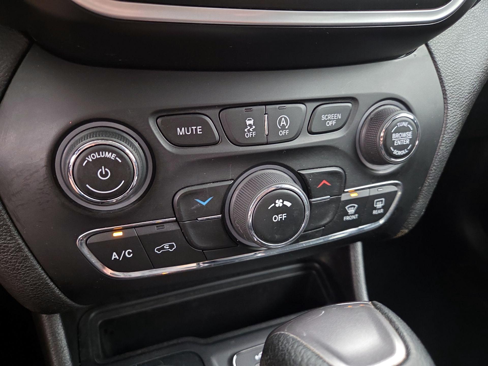 Thumbnail: 2021 Jeep Cherokee - 16