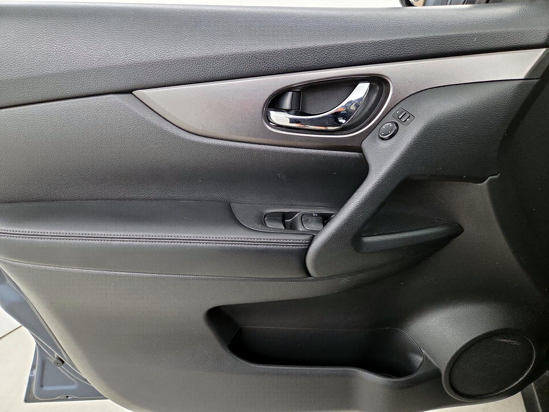 Thumbnail: 2016 Nissan Rogue - 12