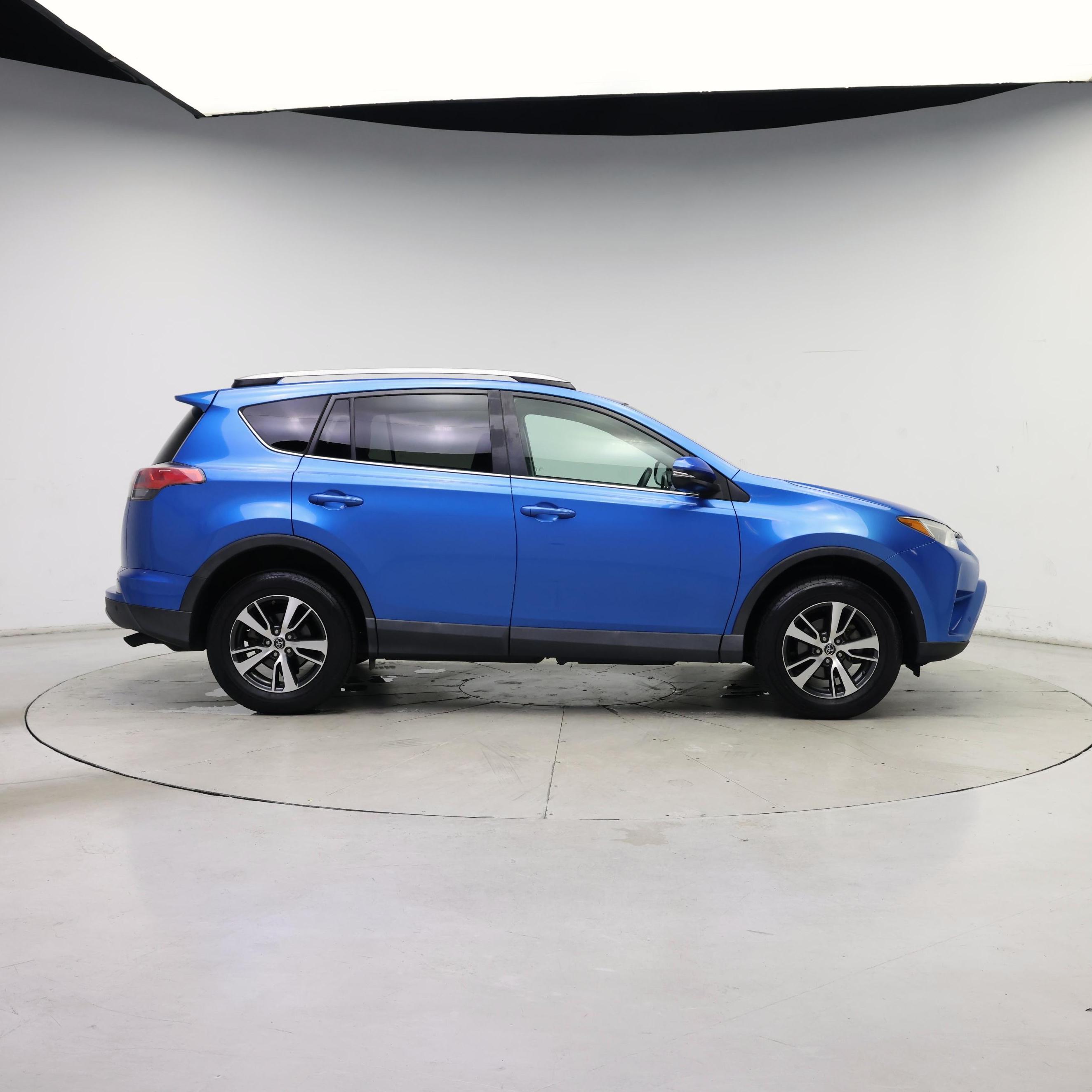 Thumbnail: 2017 Toyota RAV4 - 7