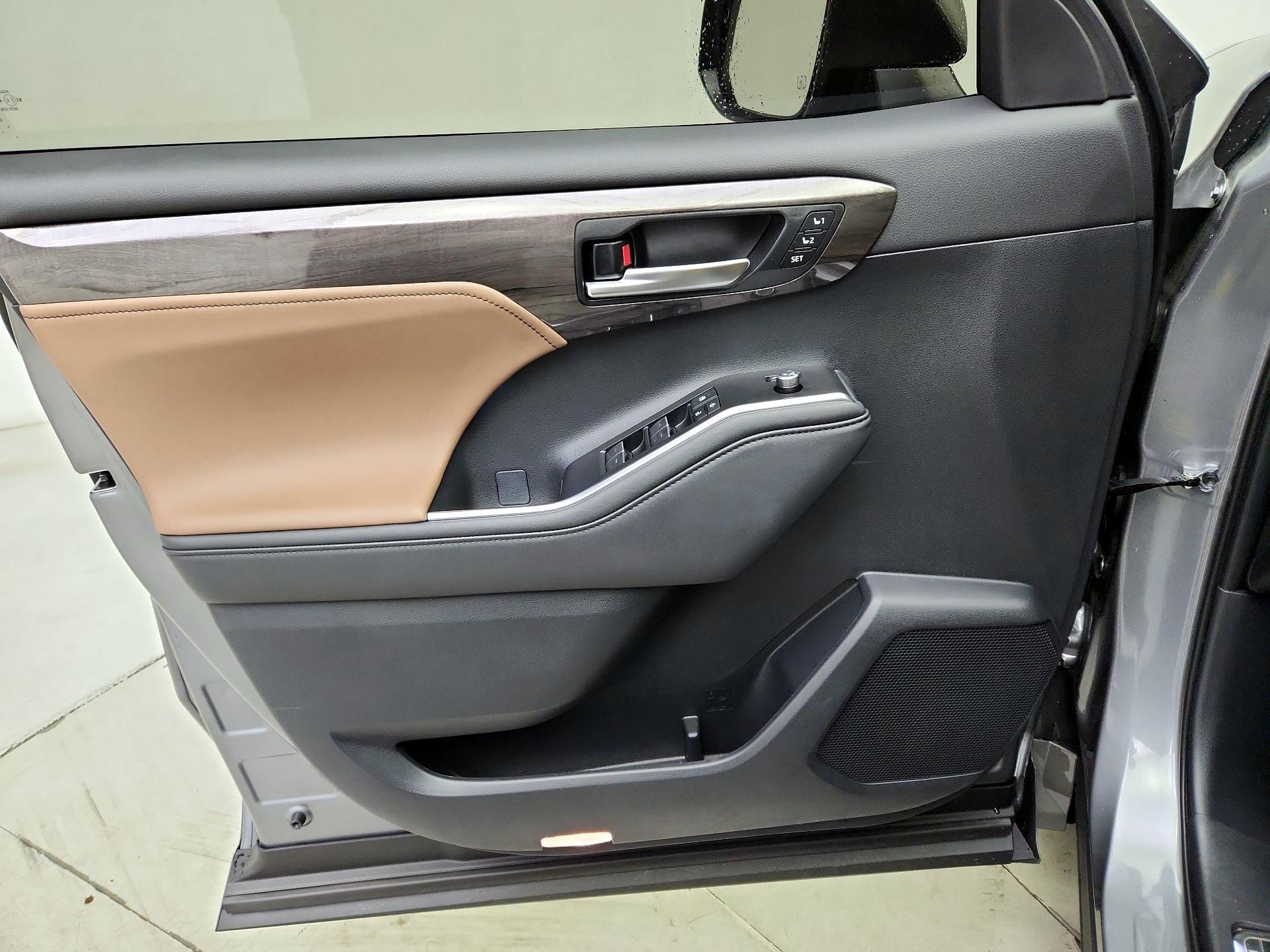 Thumbnail: 2025 Toyota Highlander - 12