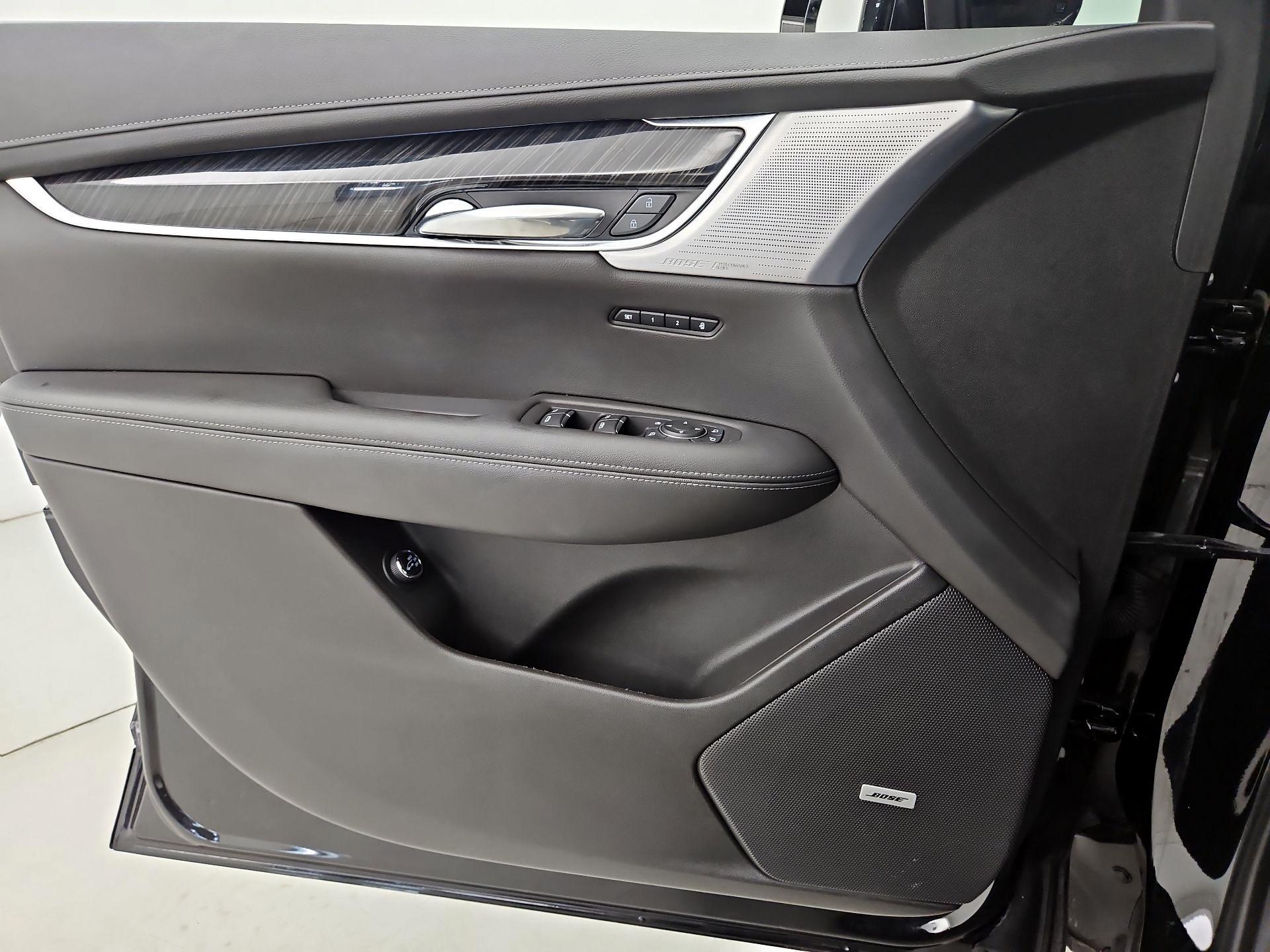 Thumbnail: 2023 Cadillac XT6 - 12