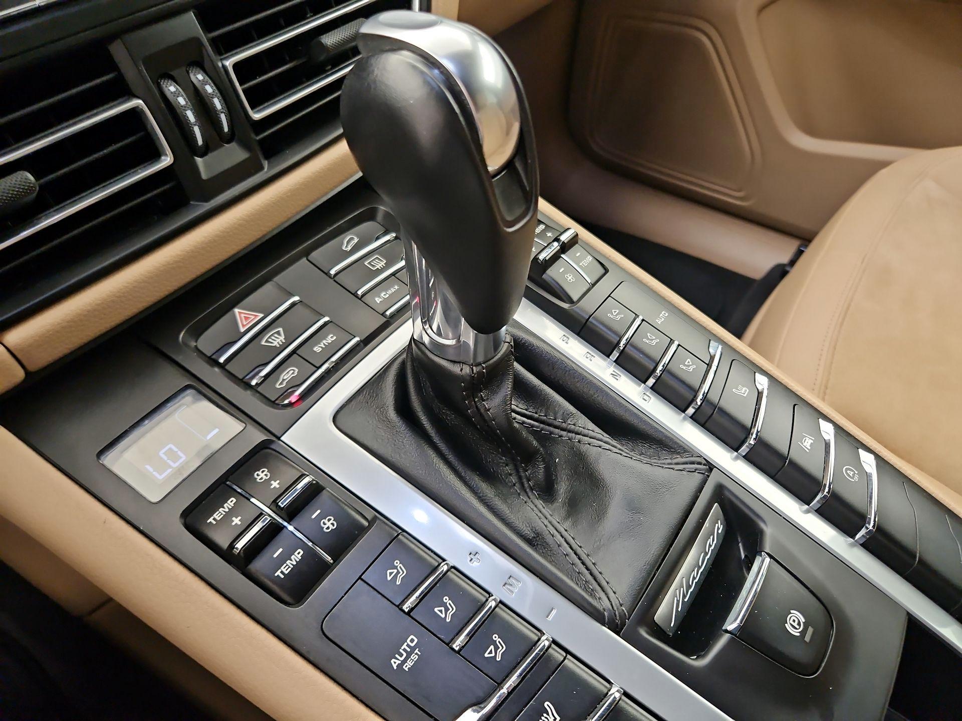 Thumbnail: 2020 Porsche Macan - 17