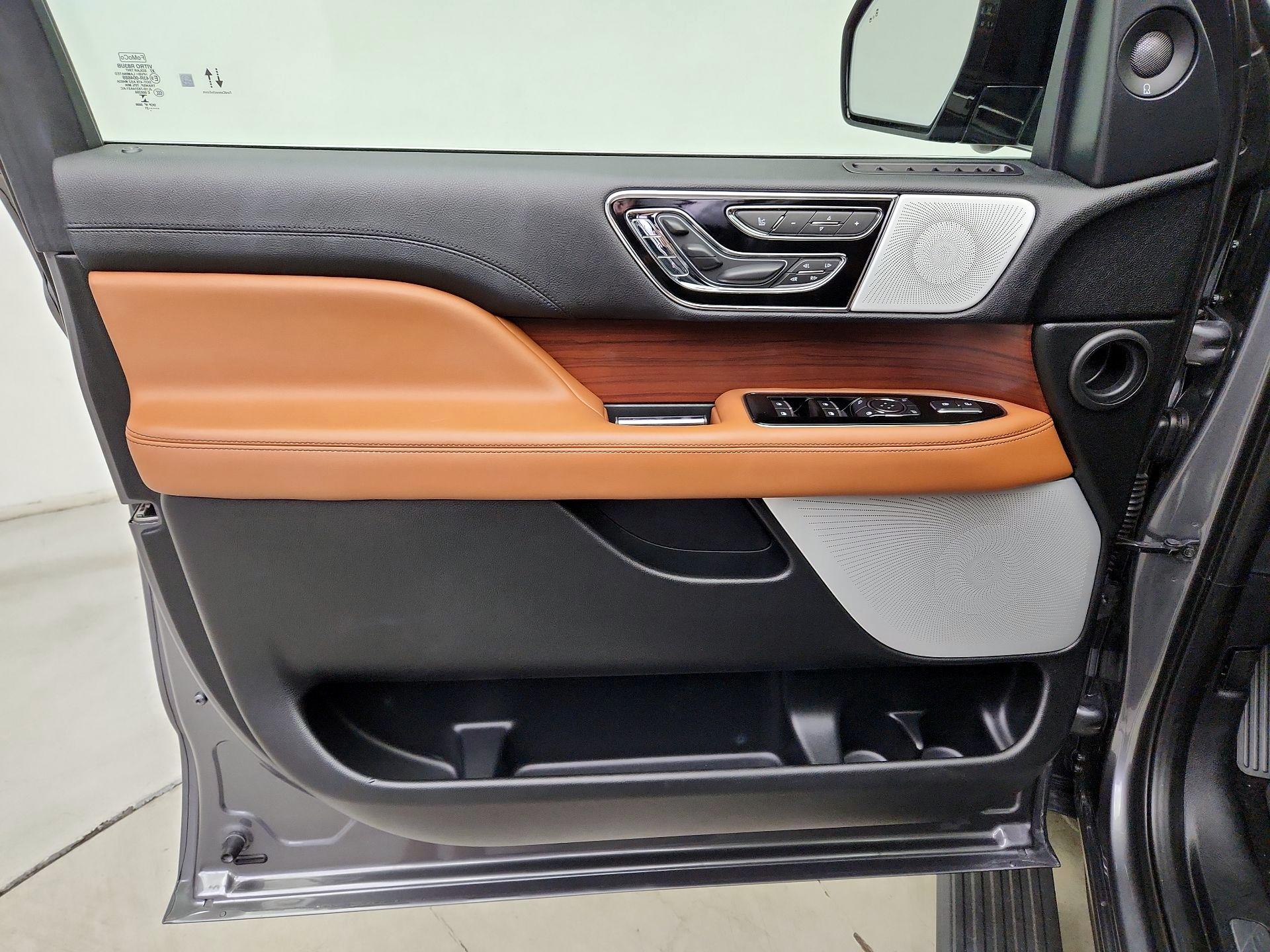 Thumbnail: 2021 Lincoln Navigator L - 12
