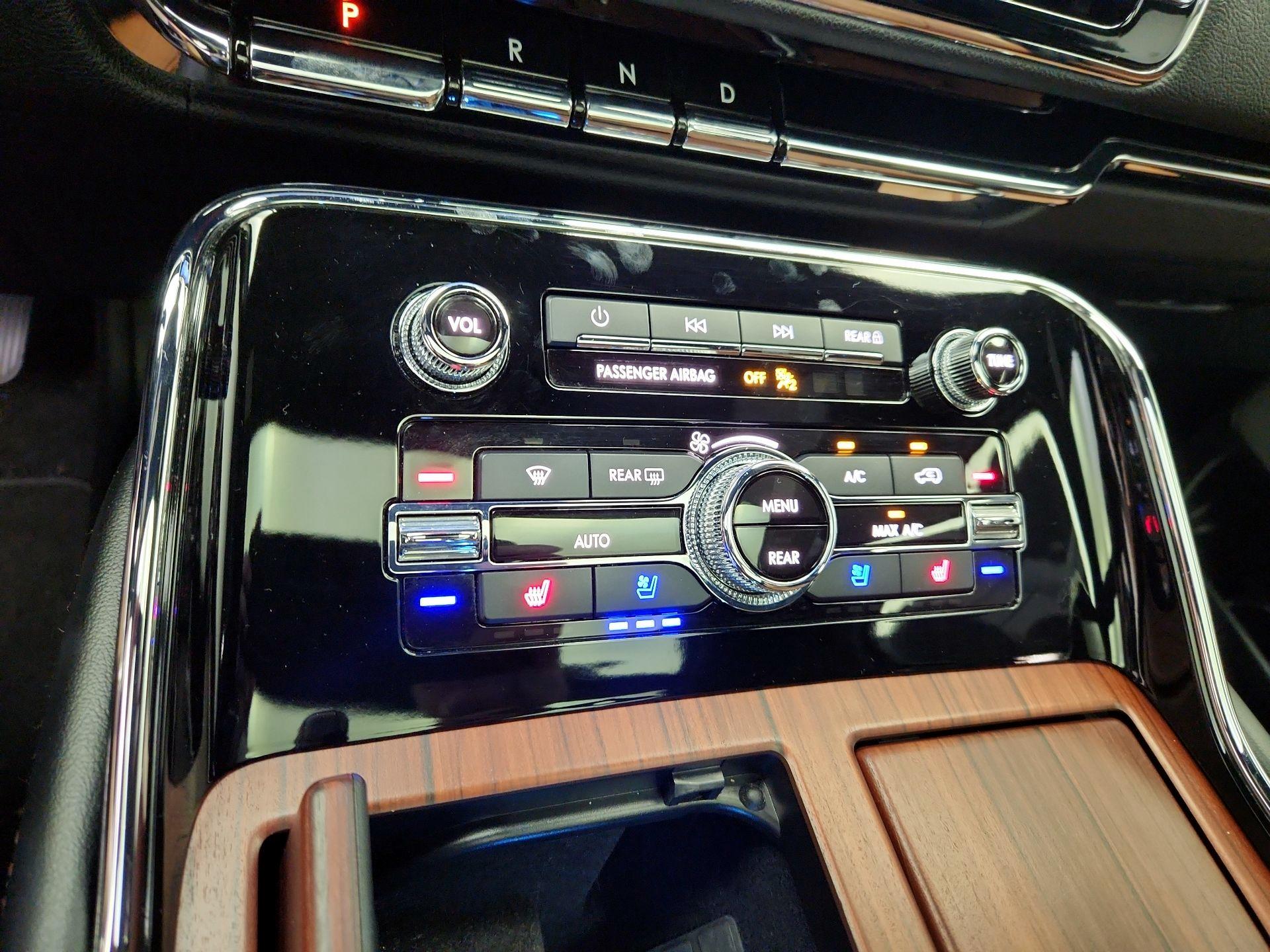 Thumbnail: 2021 Lincoln Navigator L - 17