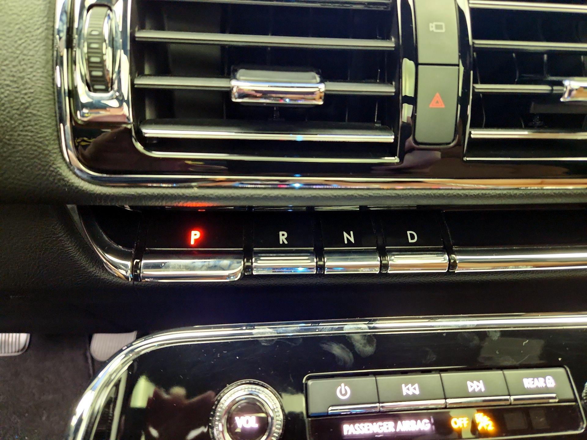 Thumbnail: 2021 Lincoln Navigator L - 18