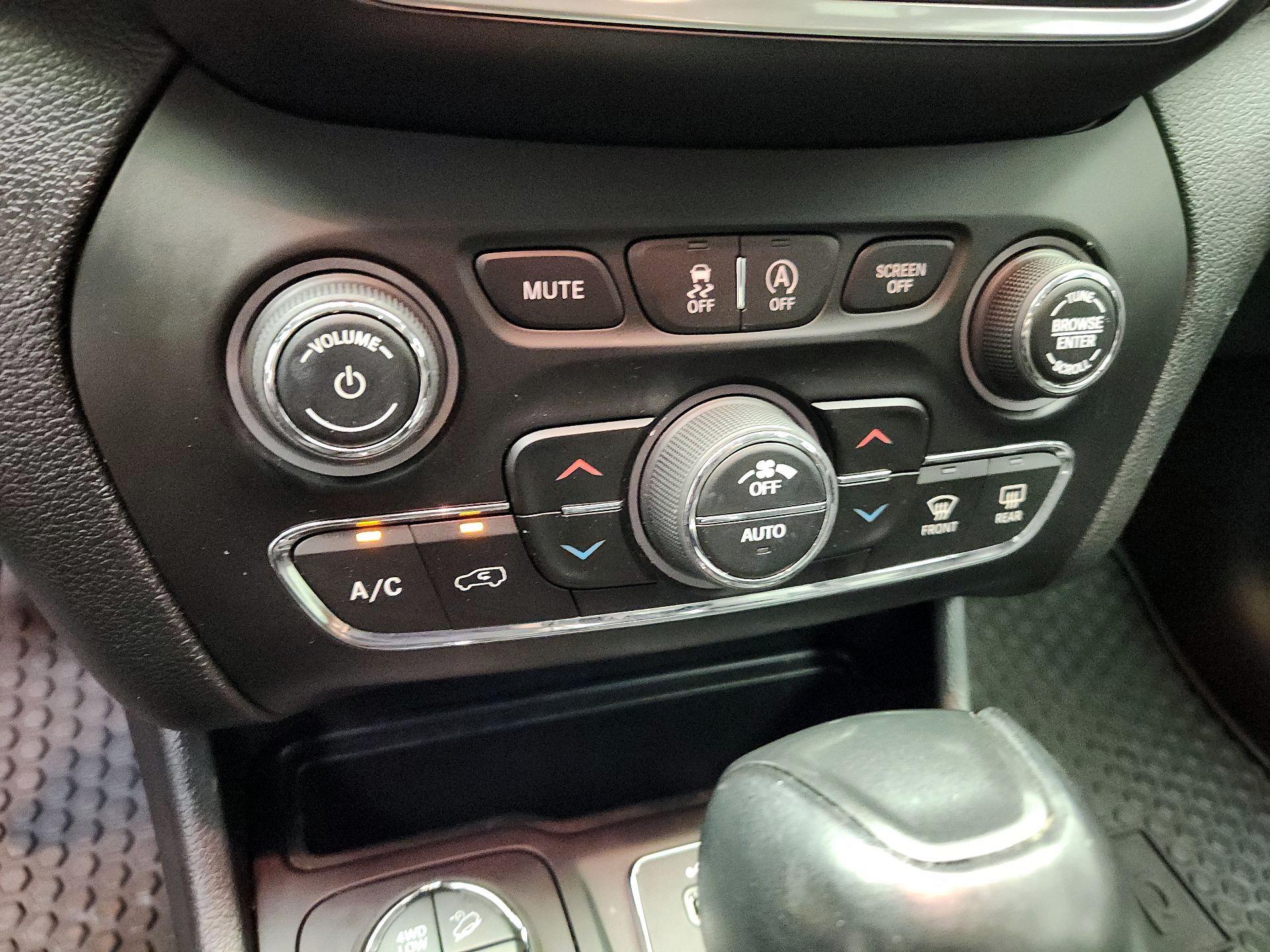 Thumbnail: 2022 Jeep Cherokee - 17